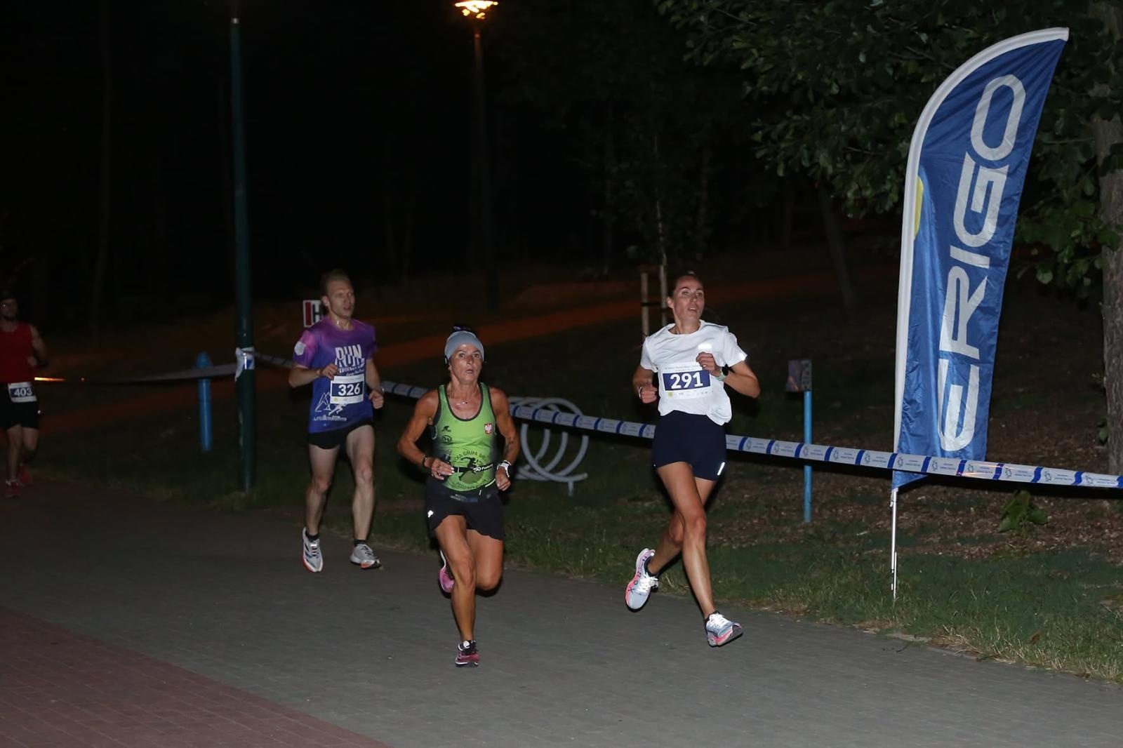 Zdjęcie w galerii na portalu naszwodzislaw.com: Noc pełna emocji i sportowej rywalizacji. XII ERIGO Nocny Bieg z Gwiazdami przeszedł do historii [FOTO] wiadomości z regionu