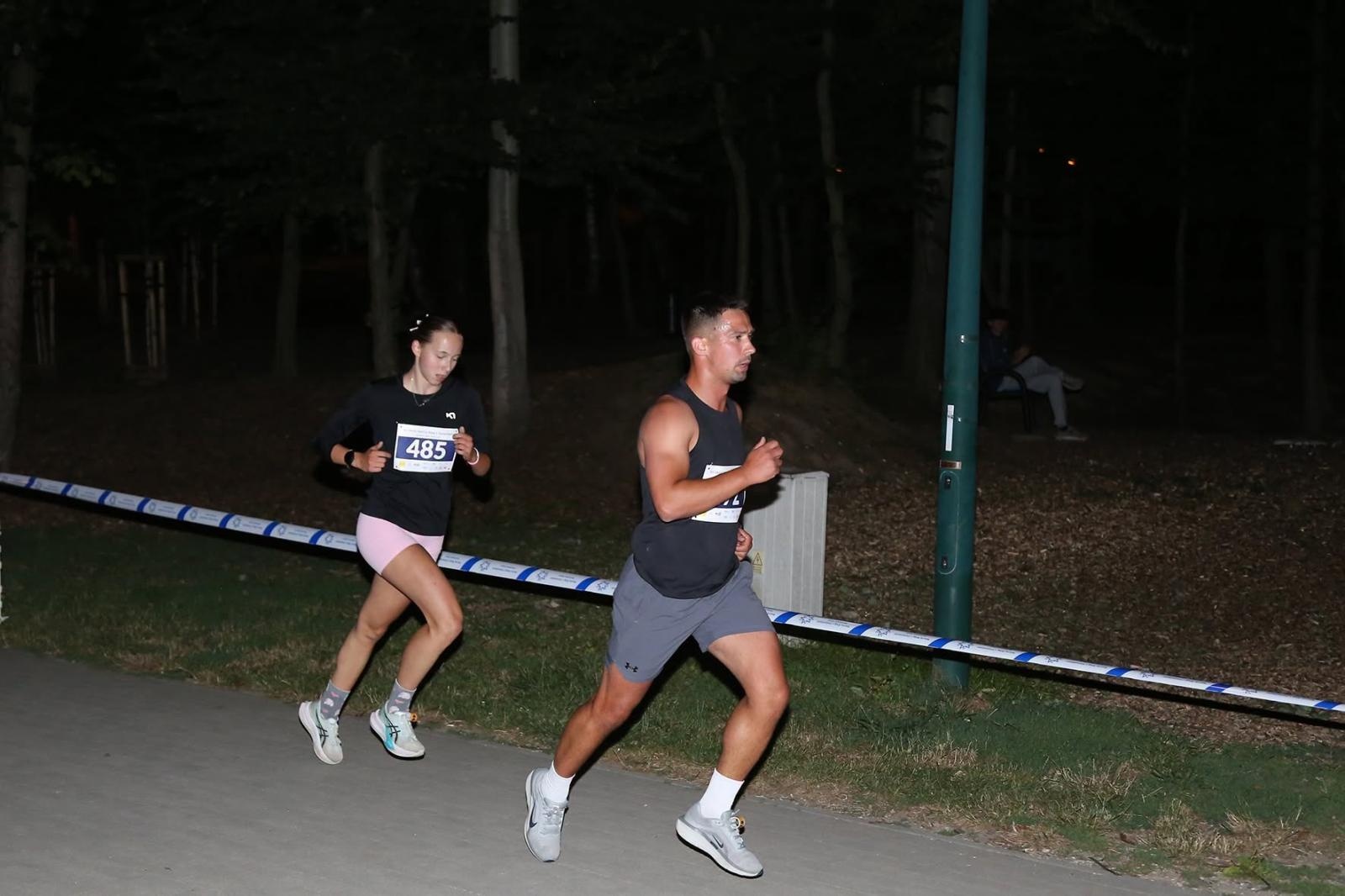 Zdjęcie w galerii na portalu naszwodzislaw.com: Noc pełna emocji i sportowej rywalizacji. XII ERIGO Nocny Bieg z Gwiazdami przeszedł do historii [FOTO] wiadomości z regionu