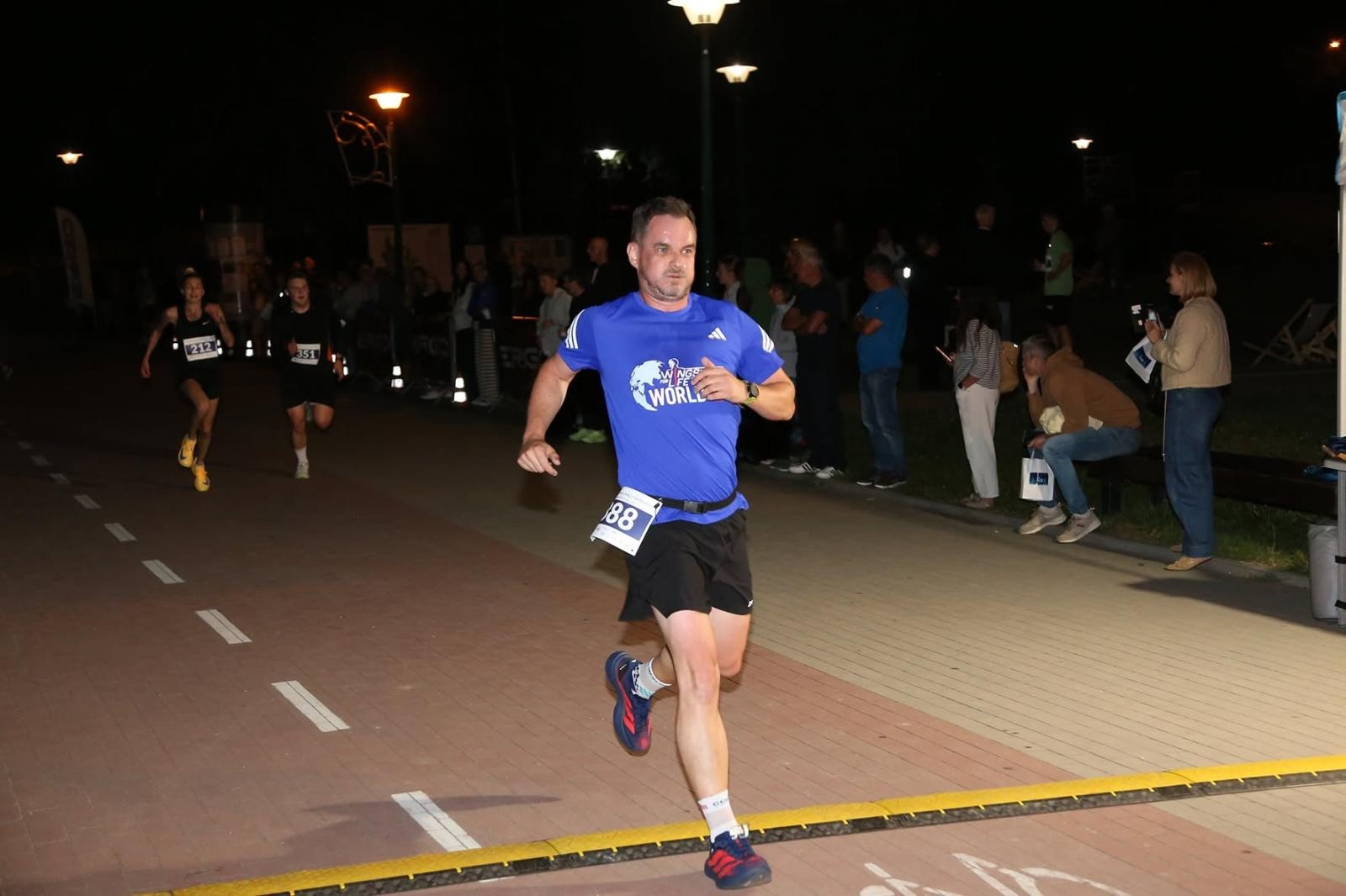 Zdjęcie w galerii na portalu naszwodzislaw.com: Noc pełna emocji i sportowej rywalizacji. XII ERIGO Nocny Bieg z Gwiazdami przeszedł do historii [FOTO] wiadomości z regionu