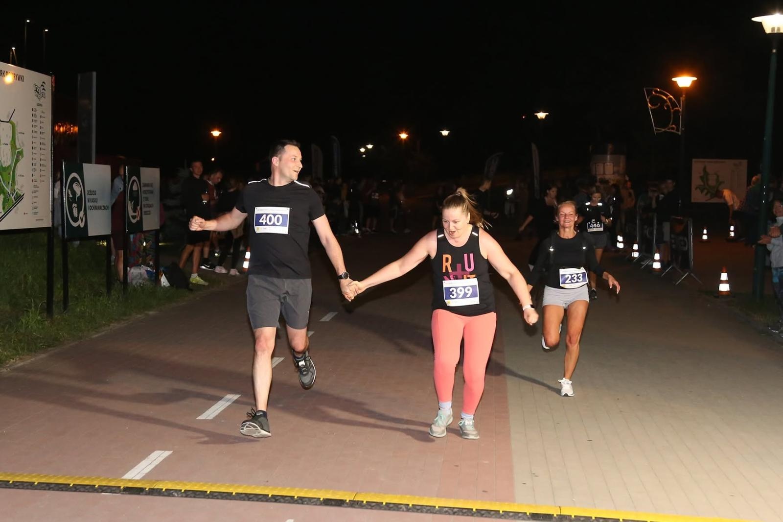 Zdjęcie w galerii na portalu naszwodzislaw.com: Noc pełna emocji i sportowej rywalizacji. XII ERIGO Nocny Bieg z Gwiazdami przeszedł do historii [FOTO] wiadomości z regionu