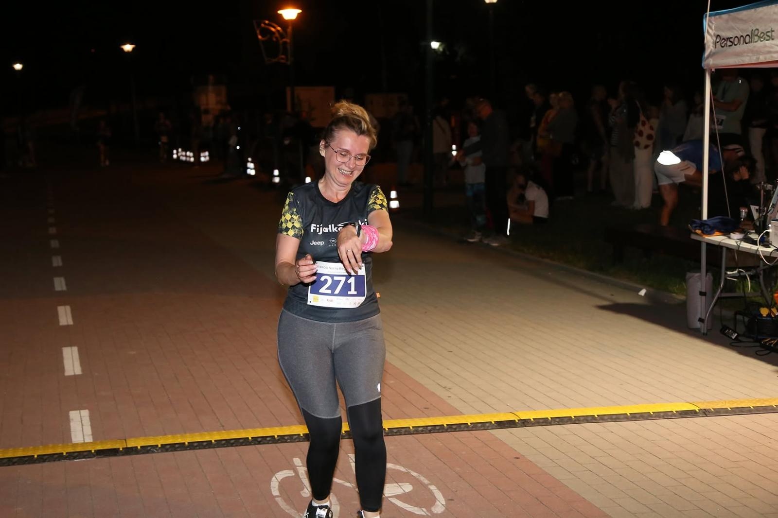 Zdjęcie w galerii na portalu naszwodzislaw.com: Noc pełna emocji i sportowej rywalizacji. XII ERIGO Nocny Bieg z Gwiazdami przeszedł do historii [FOTO] wiadomości z regionu