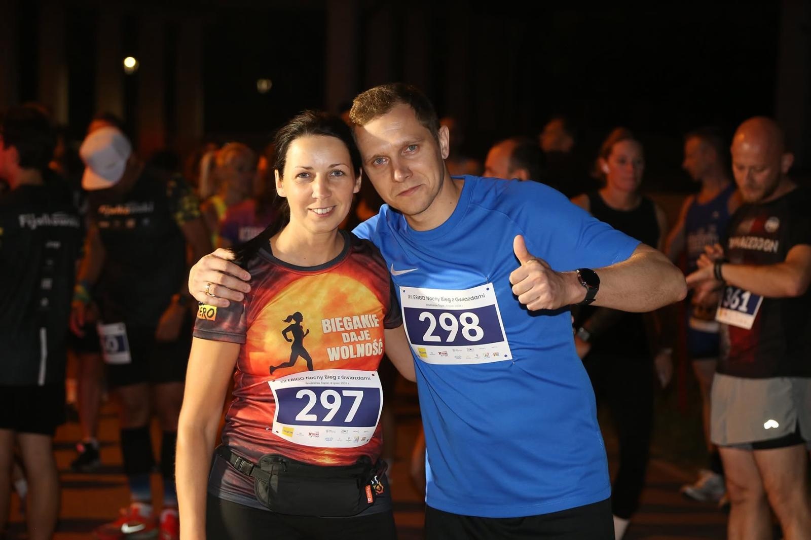 Zdjęcie w galerii na portalu naszwodzislaw.com: Noc pełna emocji i sportowej rywalizacji. XII ERIGO Nocny Bieg z Gwiazdami przeszedł do historii [FOTO] wiadomości z regionu