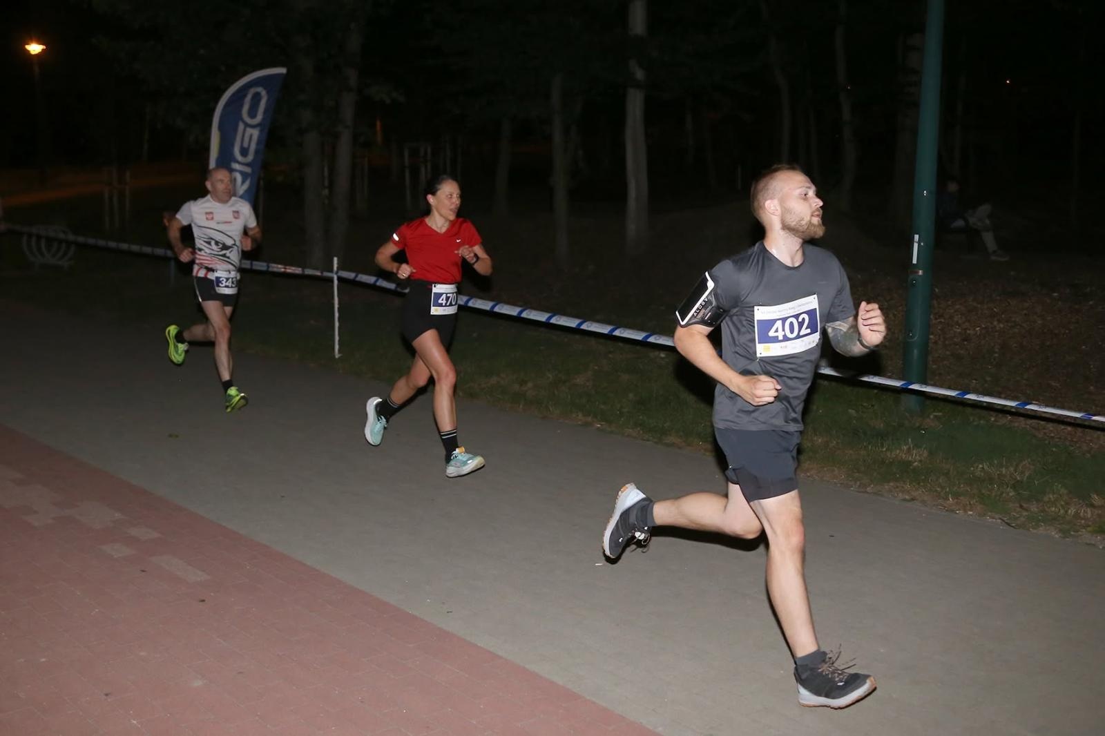 Zdjęcie w galerii na portalu naszwodzislaw.com: Noc pełna emocji i sportowej rywalizacji. XII ERIGO Nocny Bieg z Gwiazdami przeszedł do historii [FOTO] wiadomości z regionu