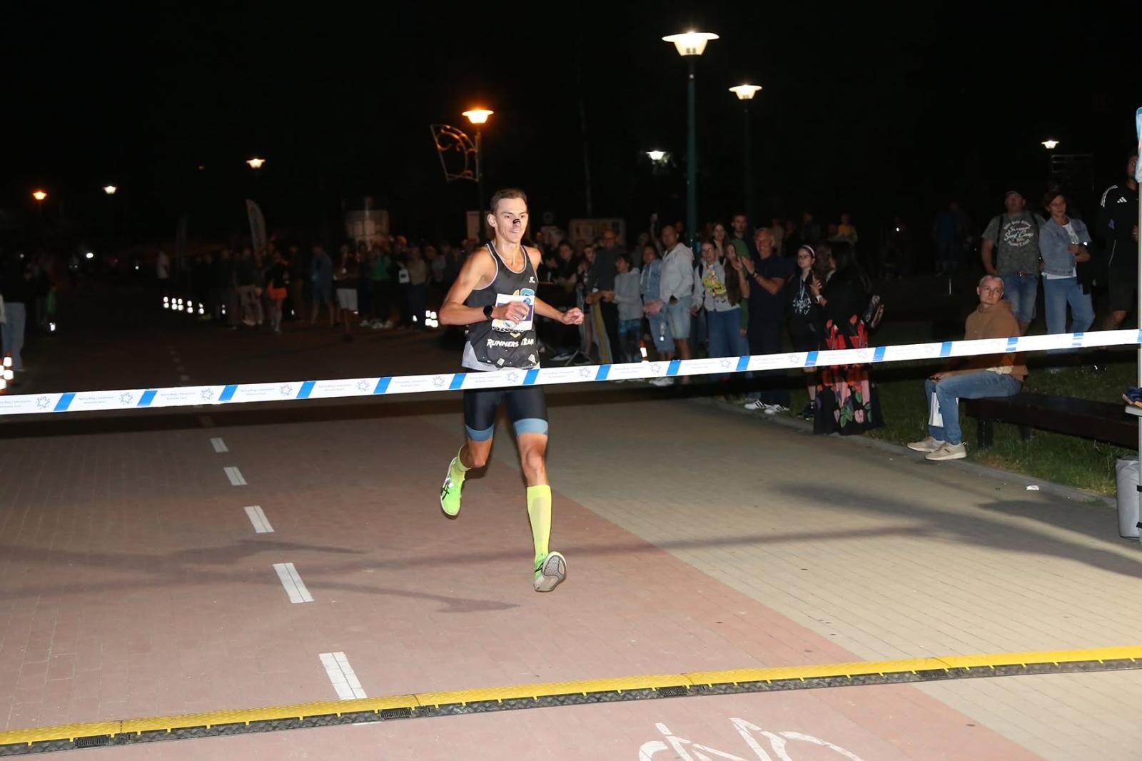 Zdjęcie w galerii na portalu naszwodzislaw.com: Noc pełna emocji i sportowej rywalizacji. XII ERIGO Nocny Bieg z Gwiazdami przeszedł do historii [FOTO] wiadomości z regionu