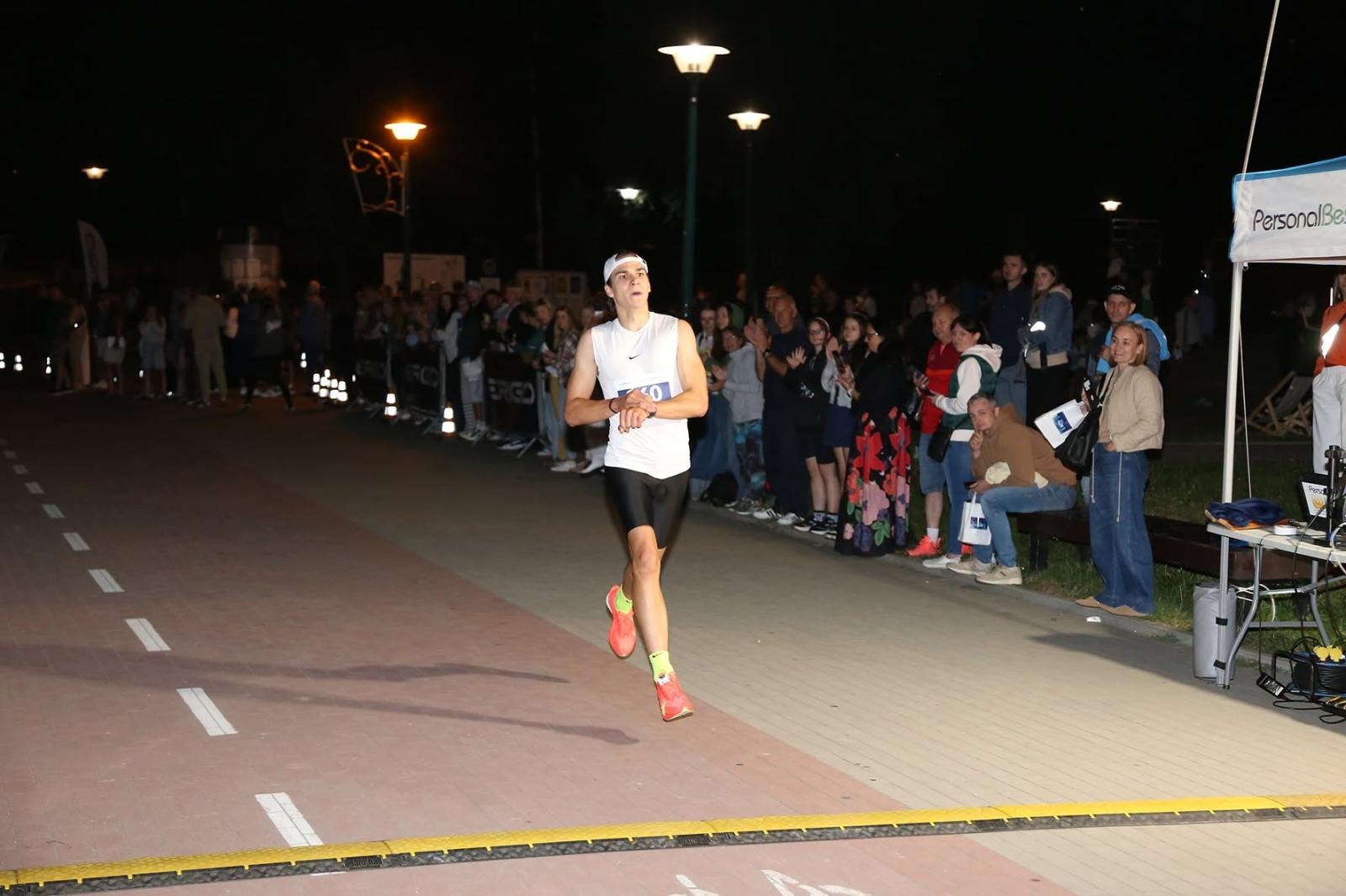 Zdjęcie w galerii na portalu naszwodzislaw.com: Noc pełna emocji i sportowej rywalizacji. XII ERIGO Nocny Bieg z Gwiazdami przeszedł do historii [FOTO] wiadomości z regionu
