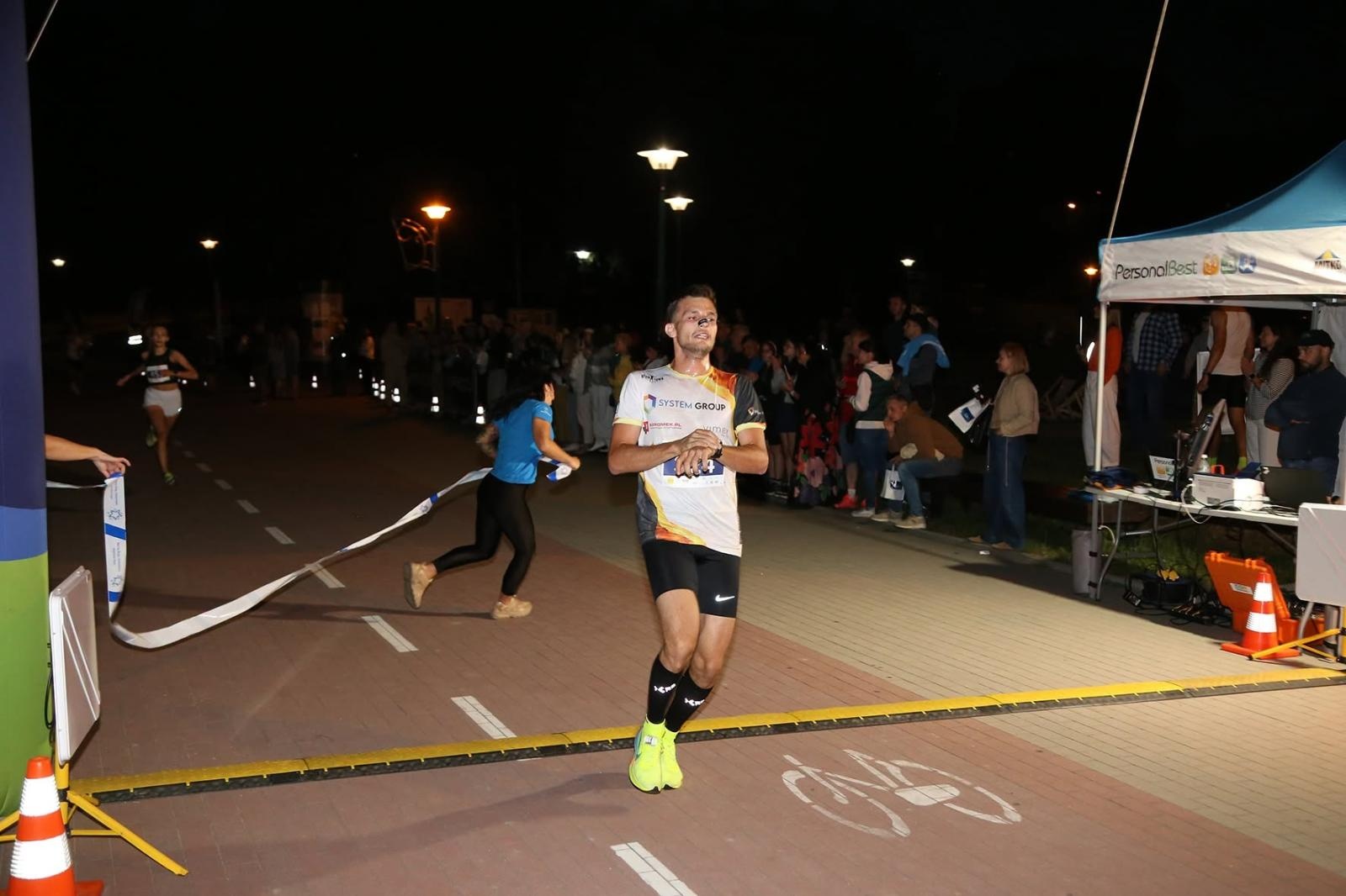 Zdjęcie w galerii na portalu naszwodzislaw.com: Noc pełna emocji i sportowej rywalizacji. XII ERIGO Nocny Bieg z Gwiazdami przeszedł do historii [FOTO] wiadomości z regionu