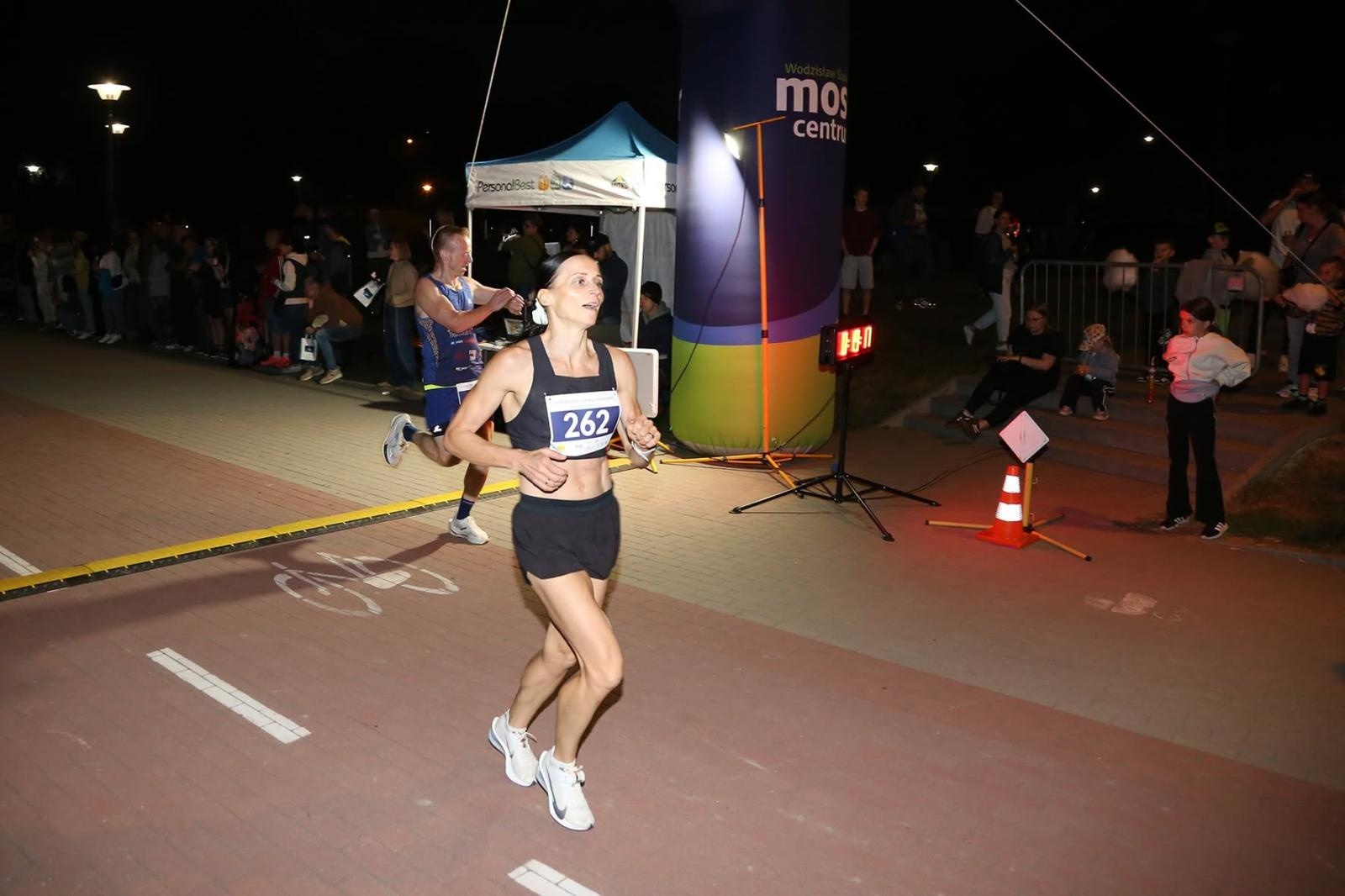 Zdjęcie w galerii na portalu naszwodzislaw.com: Noc pełna emocji i sportowej rywalizacji. XII ERIGO Nocny Bieg z Gwiazdami przeszedł do historii [FOTO] wiadomości z regionu