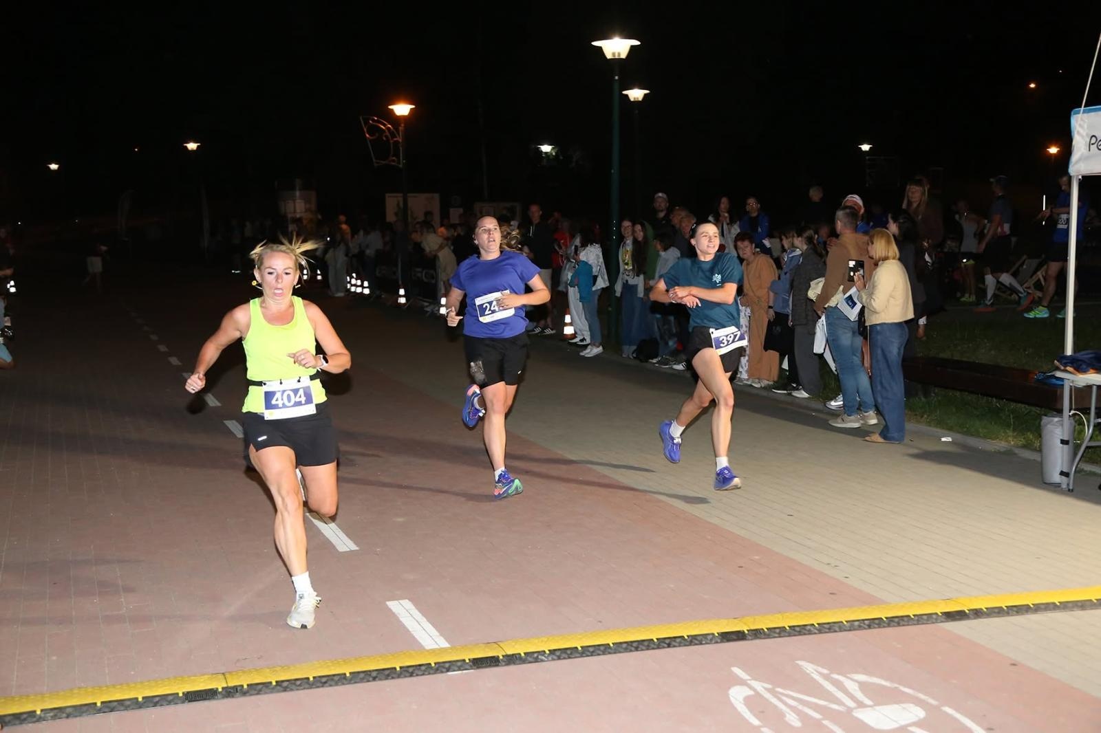 Zdjęcie w galerii na portalu naszwodzislaw.com: Noc pełna emocji i sportowej rywalizacji. XII ERIGO Nocny Bieg z Gwiazdami przeszedł do historii [FOTO] wiadomości z regionu