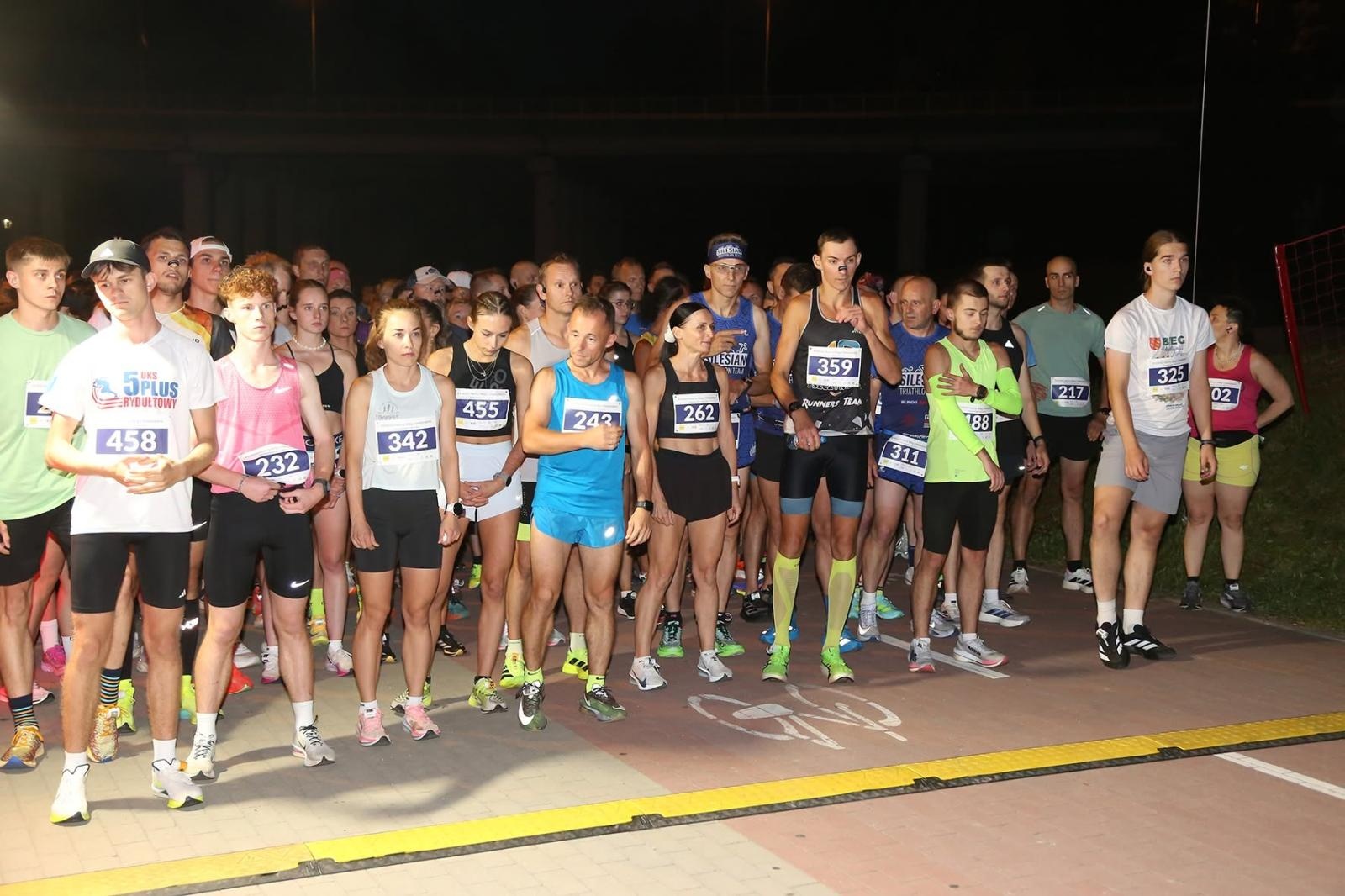 Zdjęcie w galerii na portalu naszwodzislaw.com: Noc pełna emocji i sportowej rywalizacji. XII ERIGO Nocny Bieg z Gwiazdami przeszedł do historii [FOTO] wiadomości z regionu