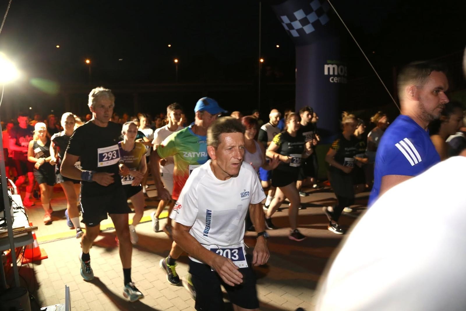 Zdjęcie w galerii na portalu naszwodzislaw.com: Noc pełna emocji i sportowej rywalizacji. XII ERIGO Nocny Bieg z Gwiazdami przeszedł do historii [FOTO] wiadomości z regionu