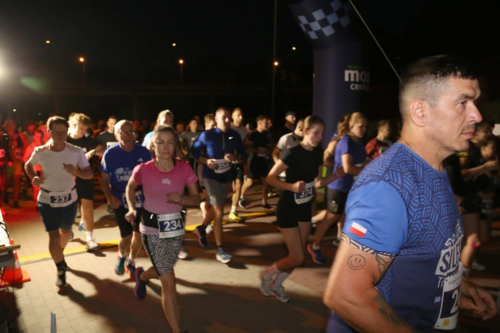 Zdjęcie w galerii na portalu naszwodzislaw.com: Noc pełna emocji i sportowej rywalizacji. XII ERIGO Nocny Bieg z Gwiazdami przeszedł do historii [FOTO] wiadomości z regionu