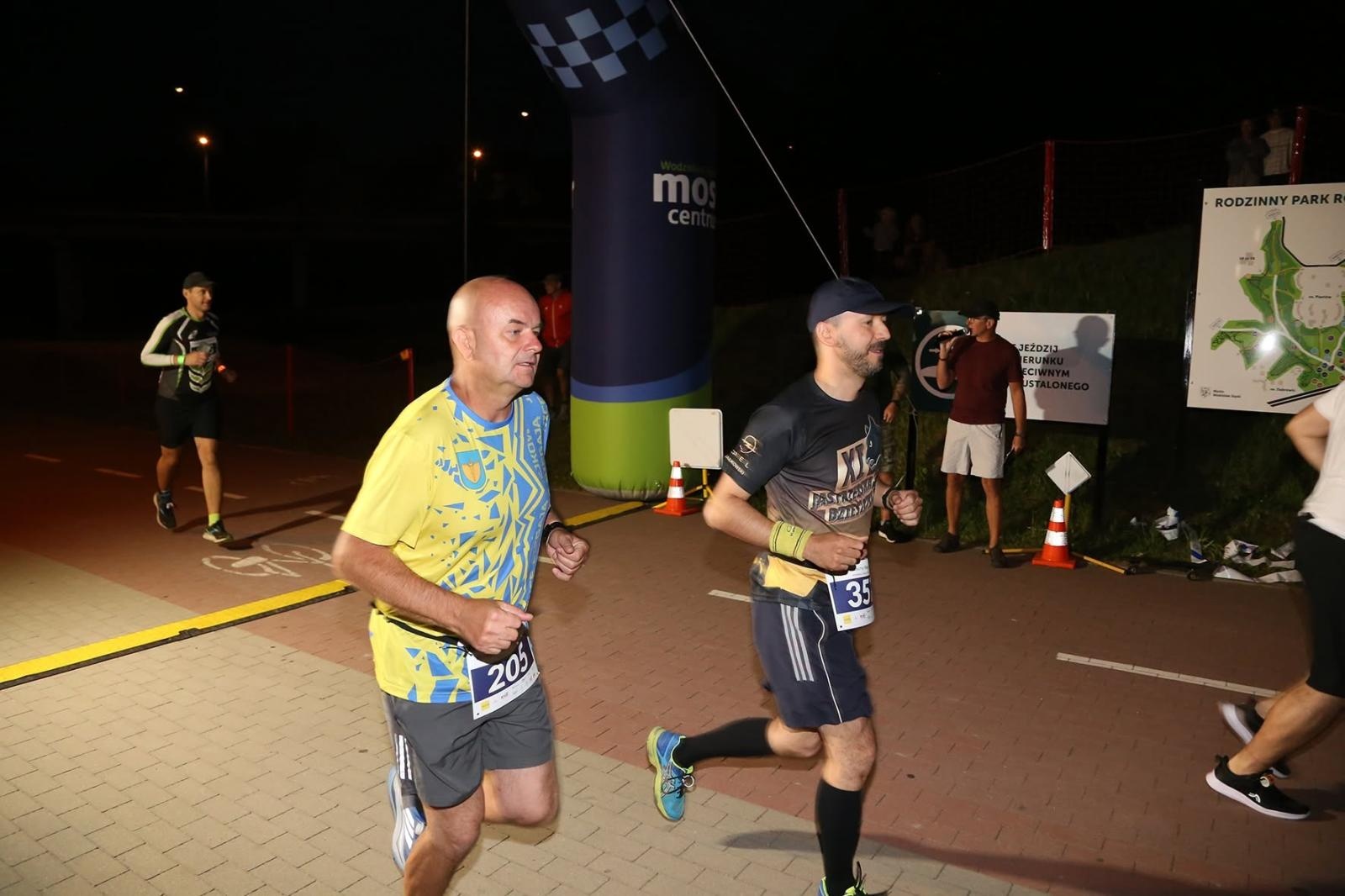 Zdjęcie w galerii na portalu naszwodzislaw.com: Noc pełna emocji i sportowej rywalizacji. XII ERIGO Nocny Bieg z Gwiazdami przeszedł do historii [FOTO] wiadomości z regionu