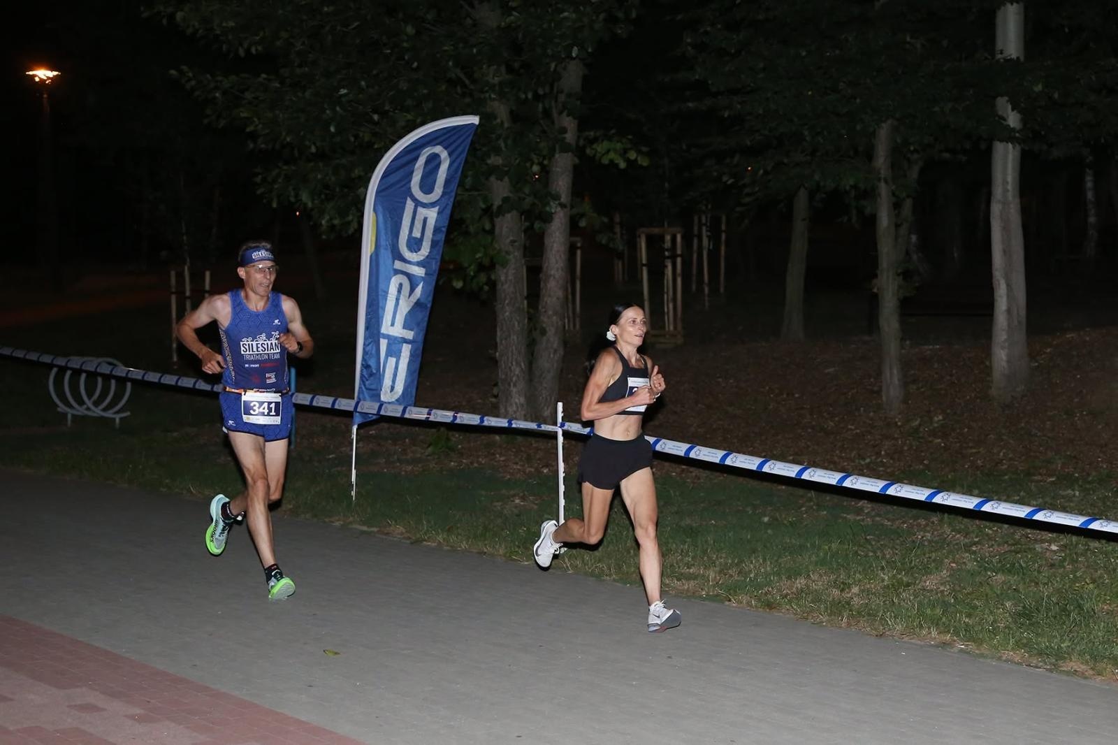 Zdjęcie w galerii na portalu naszwodzislaw.com: Noc pełna emocji i sportowej rywalizacji. XII ERIGO Nocny Bieg z Gwiazdami przeszedł do historii [FOTO] wiadomości z regionu