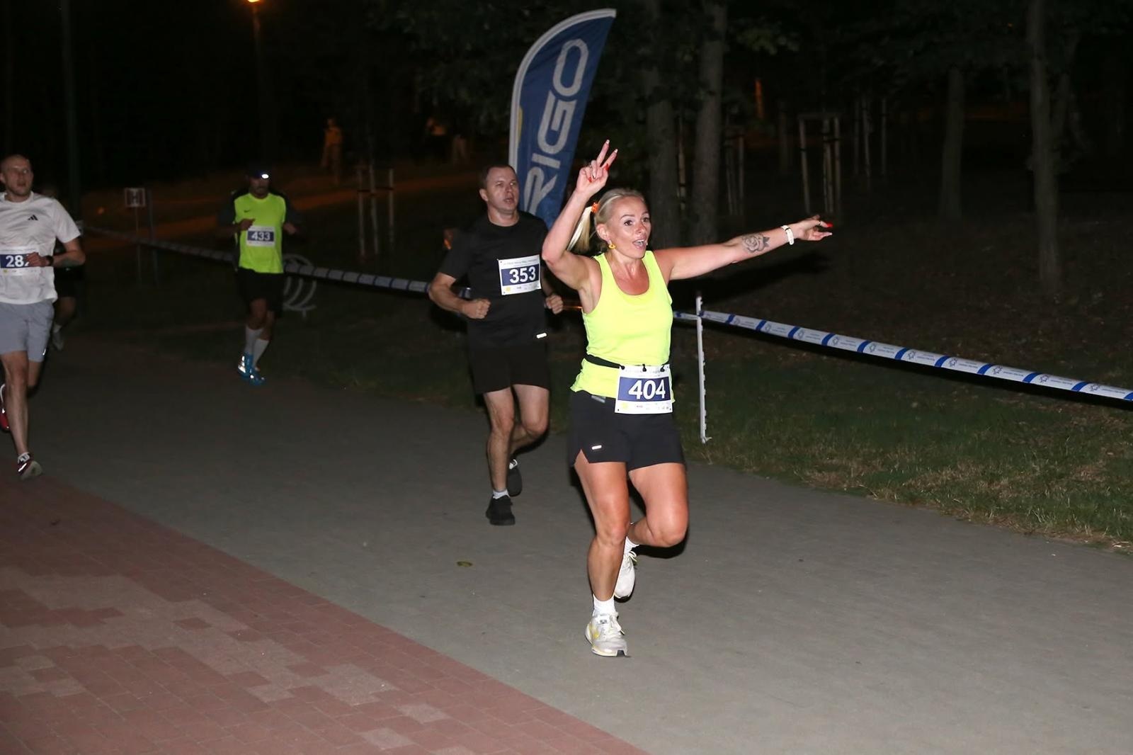 Zdjęcie w galerii na portalu naszwodzislaw.com: Noc pełna emocji i sportowej rywalizacji. XII ERIGO Nocny Bieg z Gwiazdami przeszedł do historii [FOTO] wiadomości z regionu