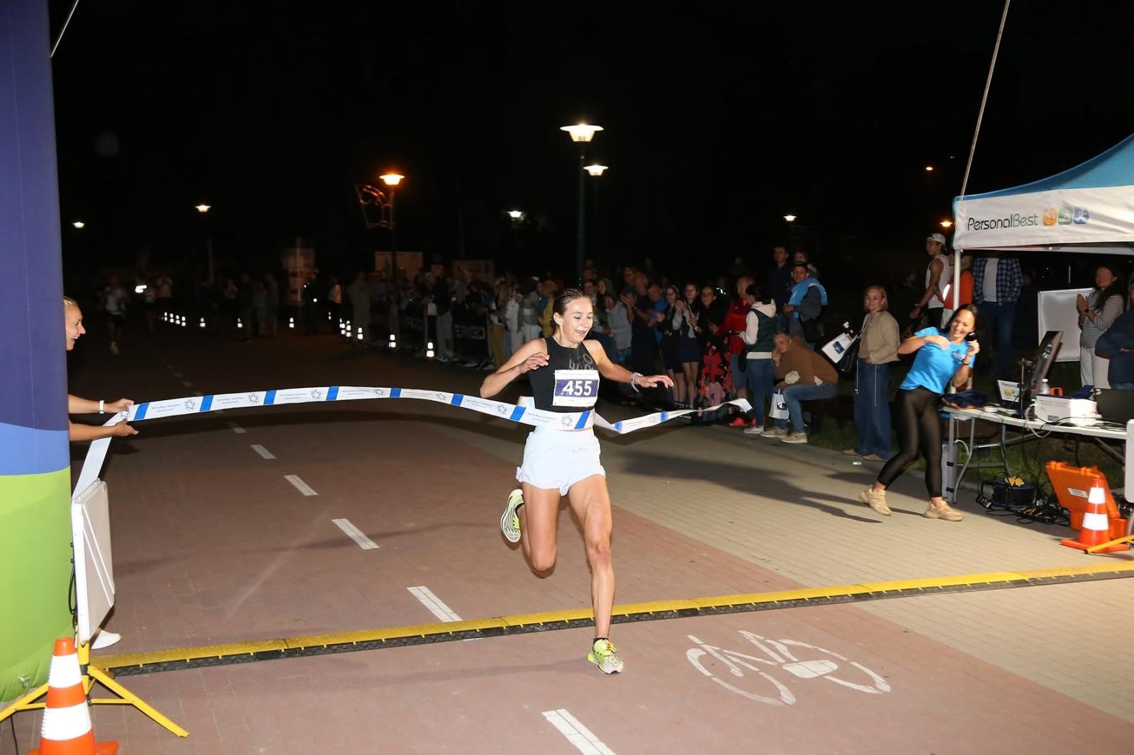Zdjęcie w galerii na portalu naszwodzislaw.com: Noc pełna emocji i sportowej rywalizacji. XII ERIGO Nocny Bieg z Gwiazdami przeszedł do historii [FOTO] wiadomości z regionu
