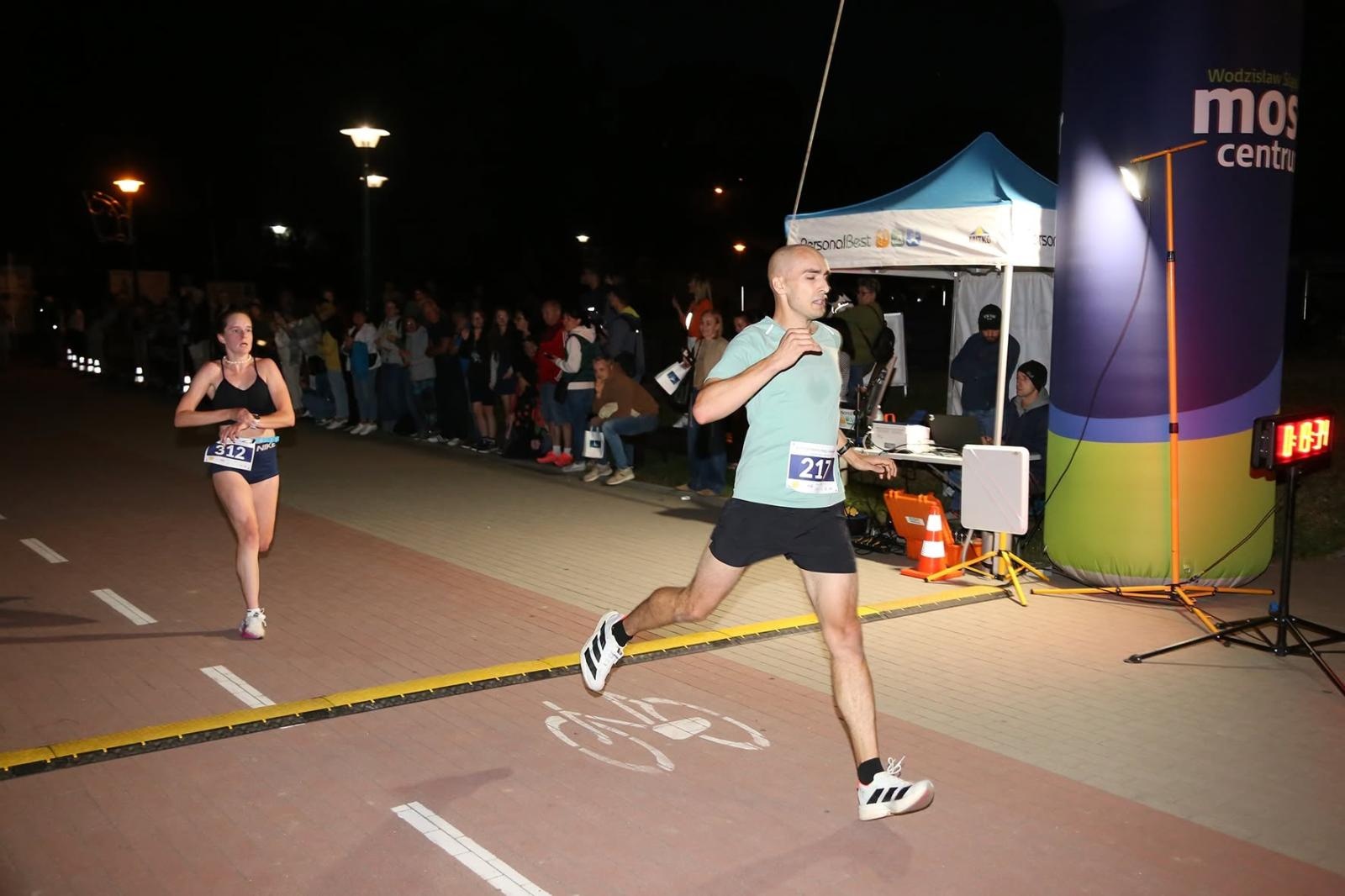 Zdjęcie w galerii na portalu naszwodzislaw.com: Noc pełna emocji i sportowej rywalizacji. XII ERIGO Nocny Bieg z Gwiazdami przeszedł do historii [FOTO] wiadomości z regionu