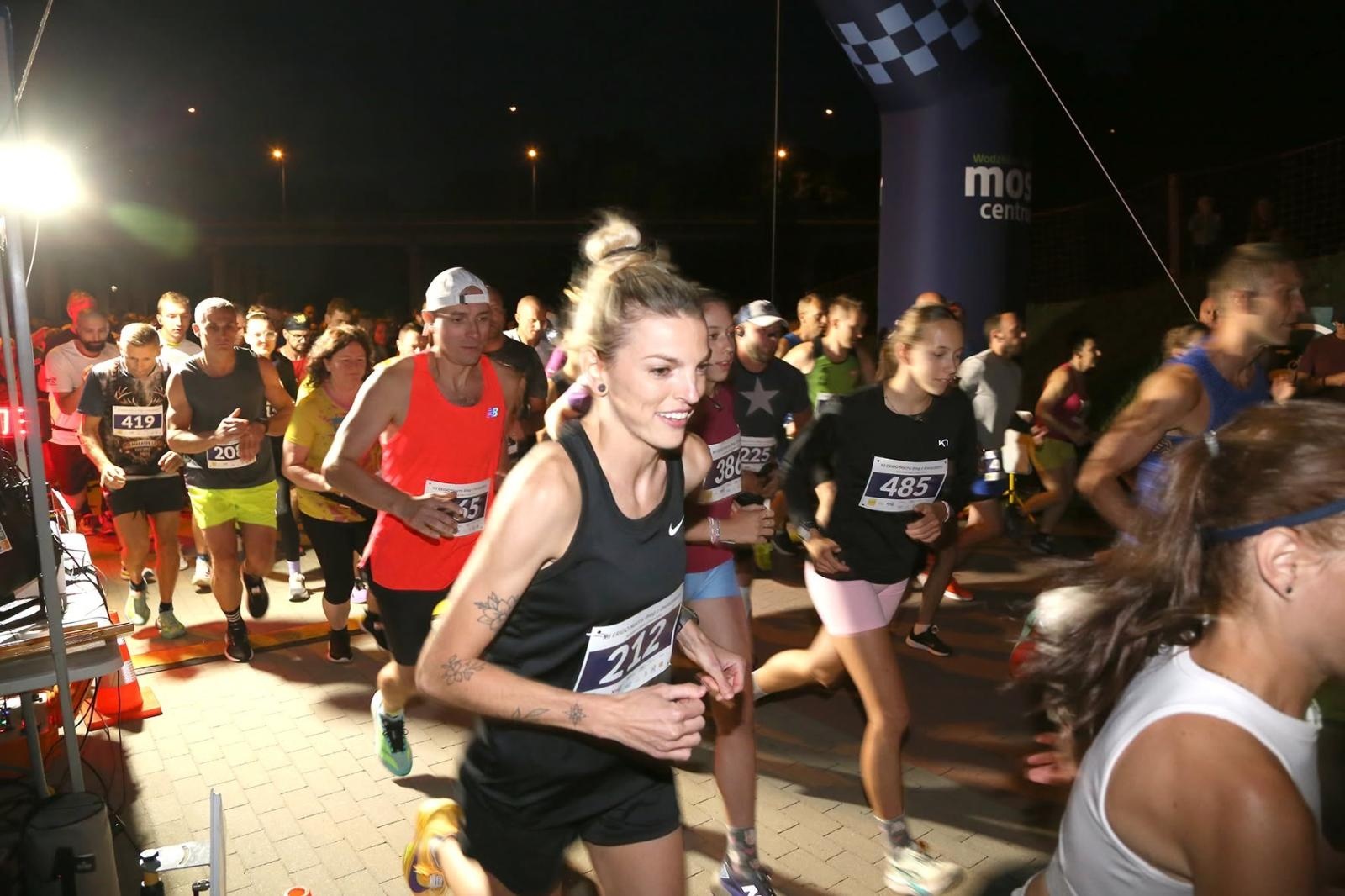 Zdjęcie w galerii na portalu naszwodzislaw.com: Noc pełna emocji i sportowej rywalizacji. XII ERIGO Nocny Bieg z Gwiazdami przeszedł do historii [FOTO] wiadomości z regionu