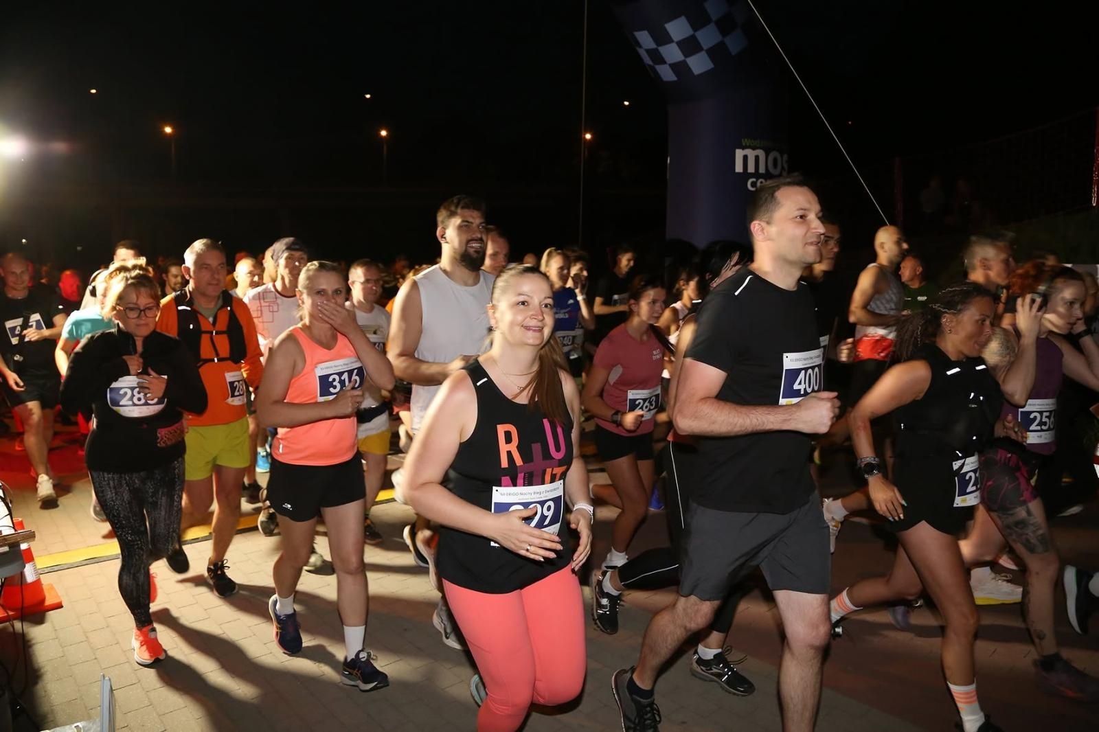 Zdjęcie w galerii na portalu naszwodzislaw.com: Noc pełna emocji i sportowej rywalizacji. XII ERIGO Nocny Bieg z Gwiazdami przeszedł do historii [FOTO] wiadomości z regionu