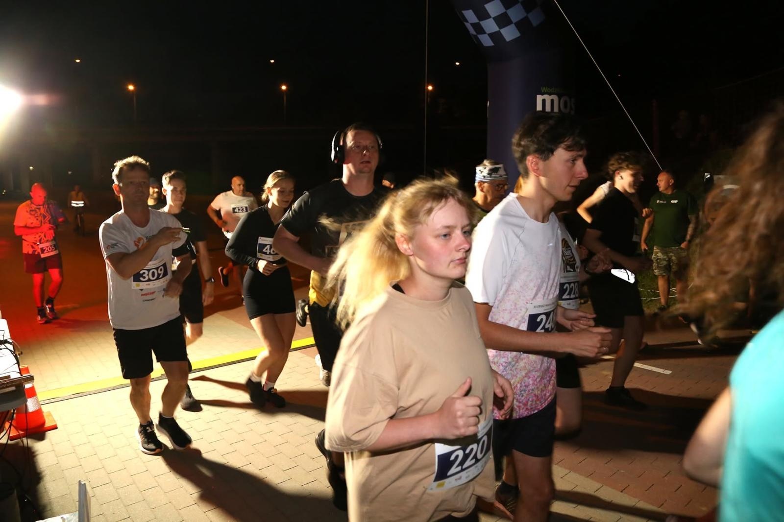 Zdjęcie w galerii na portalu naszwodzislaw.com: Noc pełna emocji i sportowej rywalizacji. XII ERIGO Nocny Bieg z Gwiazdami przeszedł do historii [FOTO] wiadomości z regionu