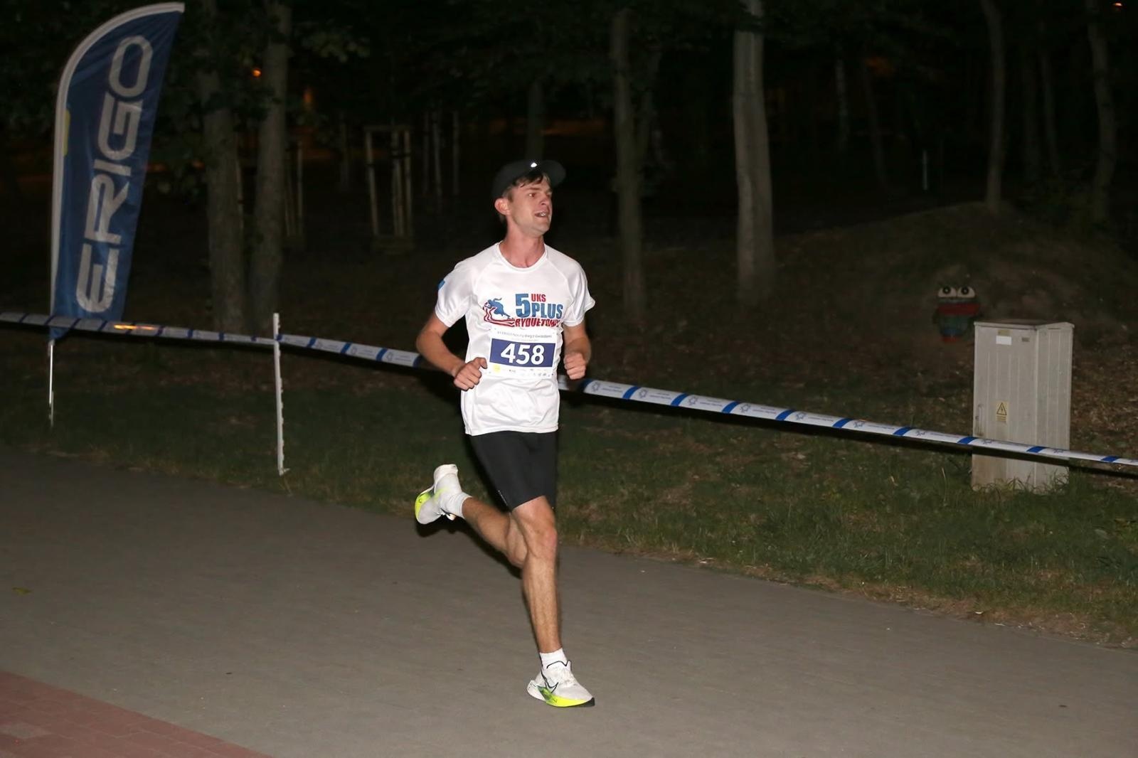 Zdjęcie w galerii na portalu naszwodzislaw.com: Noc pełna emocji i sportowej rywalizacji. XII ERIGO Nocny Bieg z Gwiazdami przeszedł do historii [FOTO] wiadomości z regionu