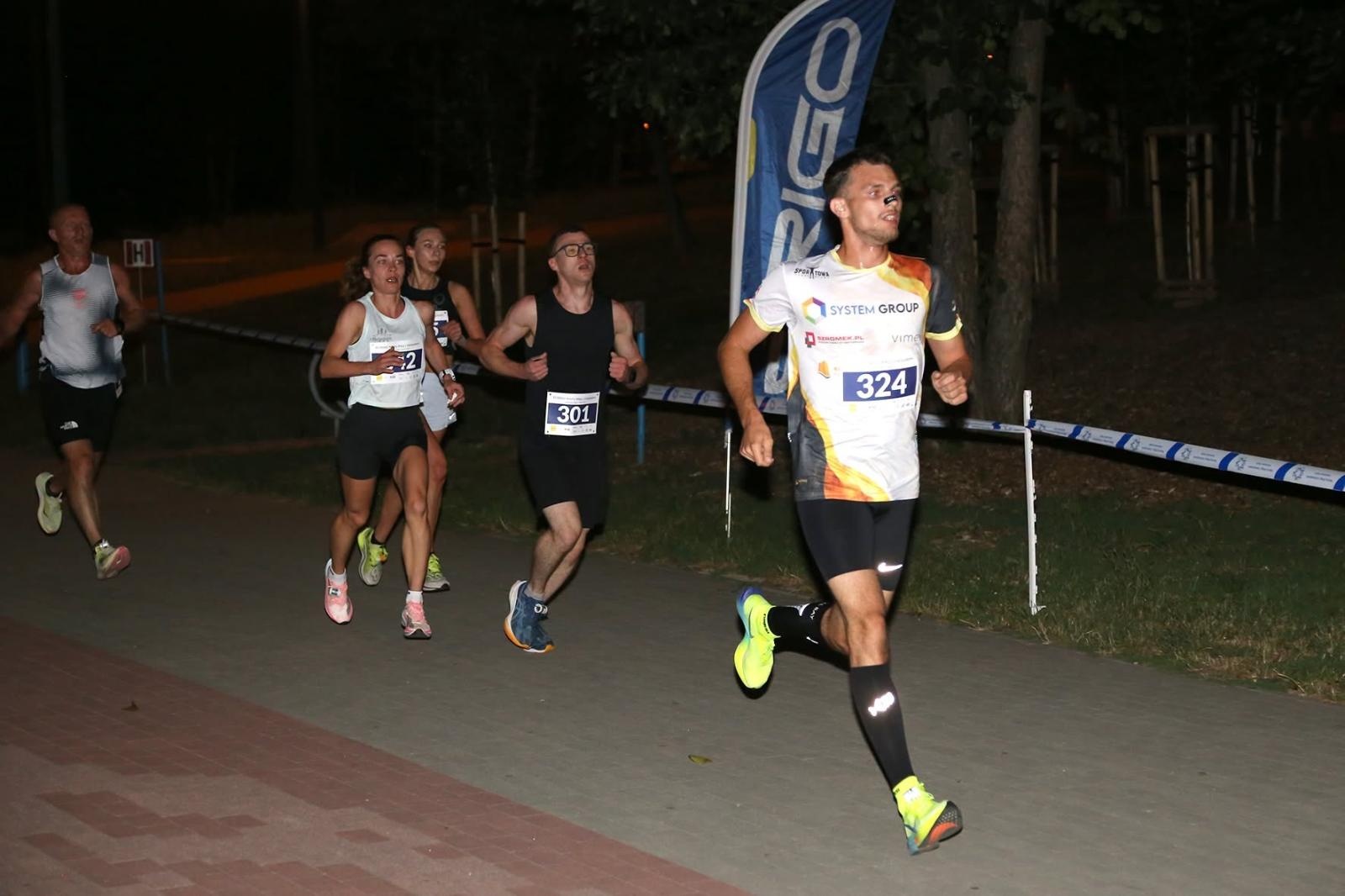 Zdjęcie w galerii na portalu naszwodzislaw.com: Noc pełna emocji i sportowej rywalizacji. XII ERIGO Nocny Bieg z Gwiazdami przeszedł do historii [FOTO] wiadomości z regionu