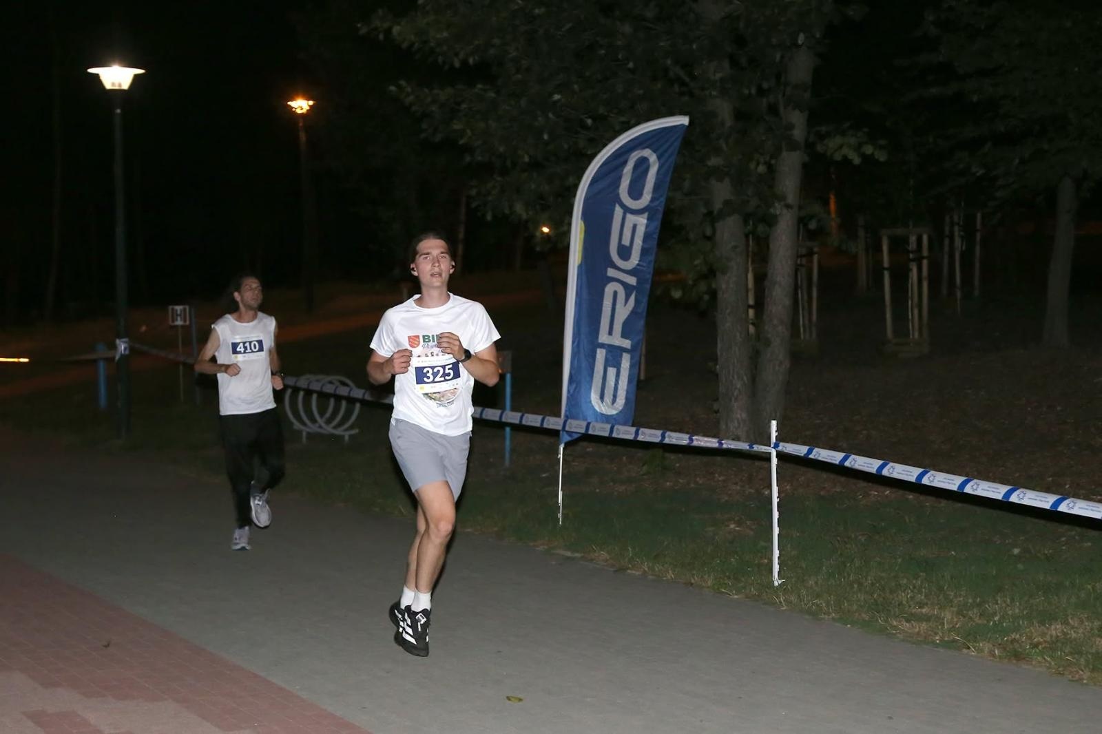 Zdjęcie w galerii na portalu naszwodzislaw.com: Noc pełna emocji i sportowej rywalizacji. XII ERIGO Nocny Bieg z Gwiazdami przeszedł do historii [FOTO] wiadomości z regionu