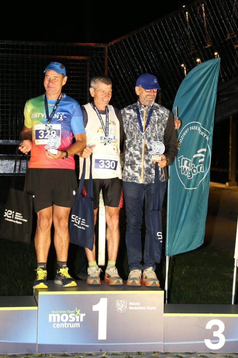 Zdjęcie w galerii na portalu naszwodzislaw.com: Noc pełna emocji i sportowej rywalizacji. XII ERIGO Nocny Bieg z Gwiazdami przeszedł do historii [FOTO] wiadomości z regionu