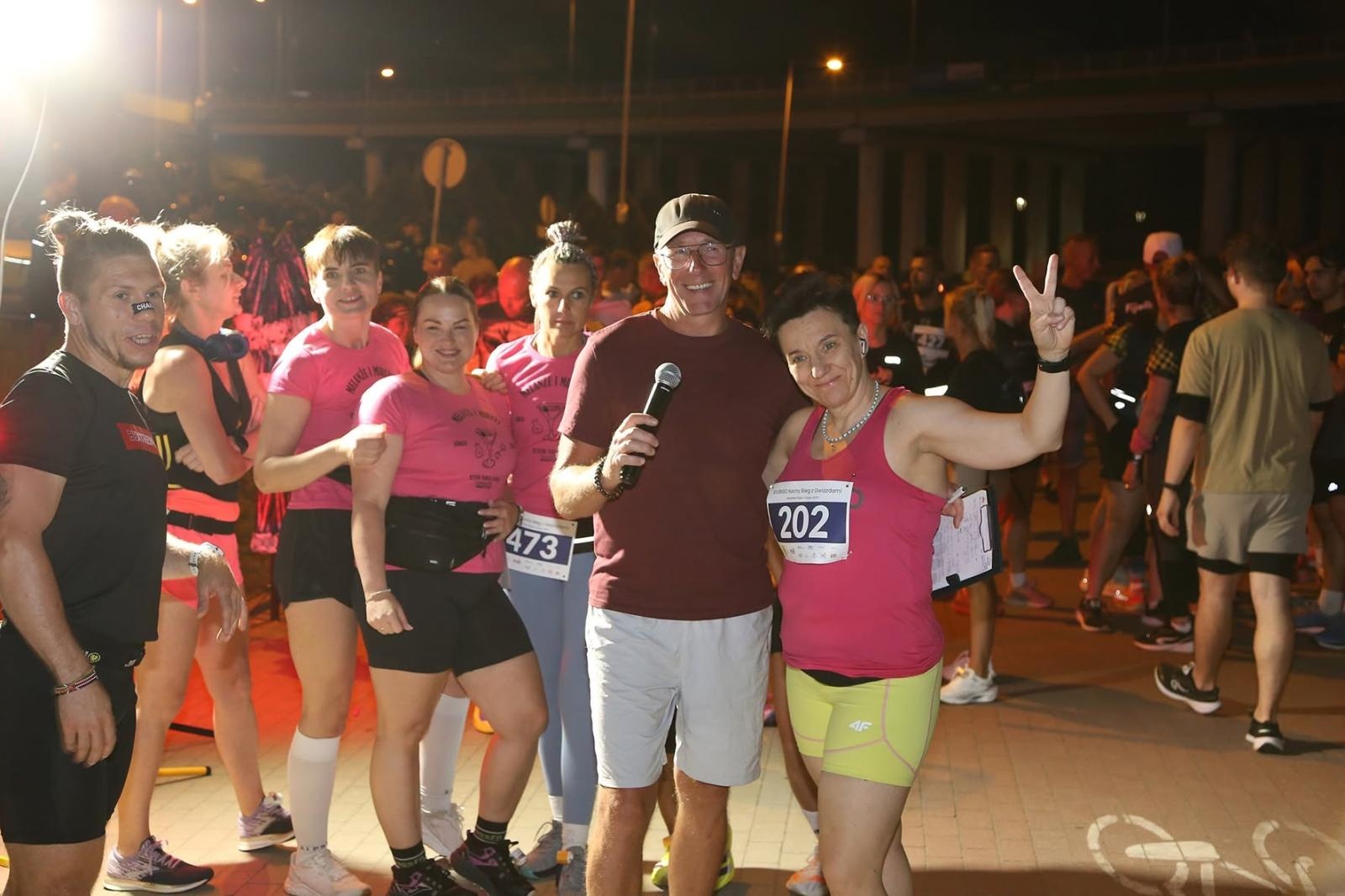 Zdjęcie w galerii na portalu naszwodzislaw.com: Noc pełna emocji i sportowej rywalizacji. XII ERIGO Nocny Bieg z Gwiazdami przeszedł do historii [FOTO] wiadomości z regionu