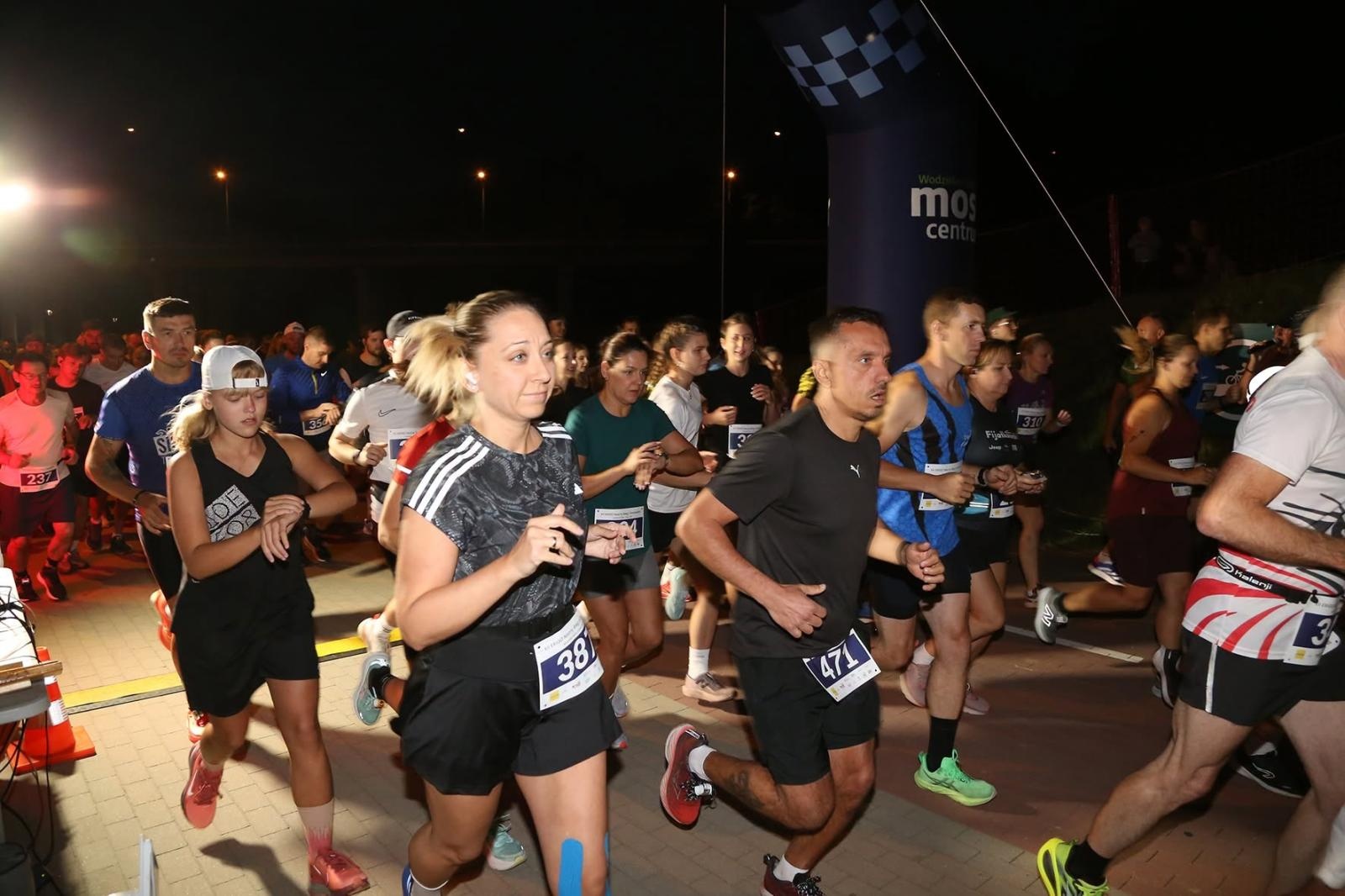 Zdjęcie w galerii na portalu naszwodzislaw.com: Noc pełna emocji i sportowej rywalizacji. XII ERIGO Nocny Bieg z Gwiazdami przeszedł do historii [FOTO] wiadomości z regionu