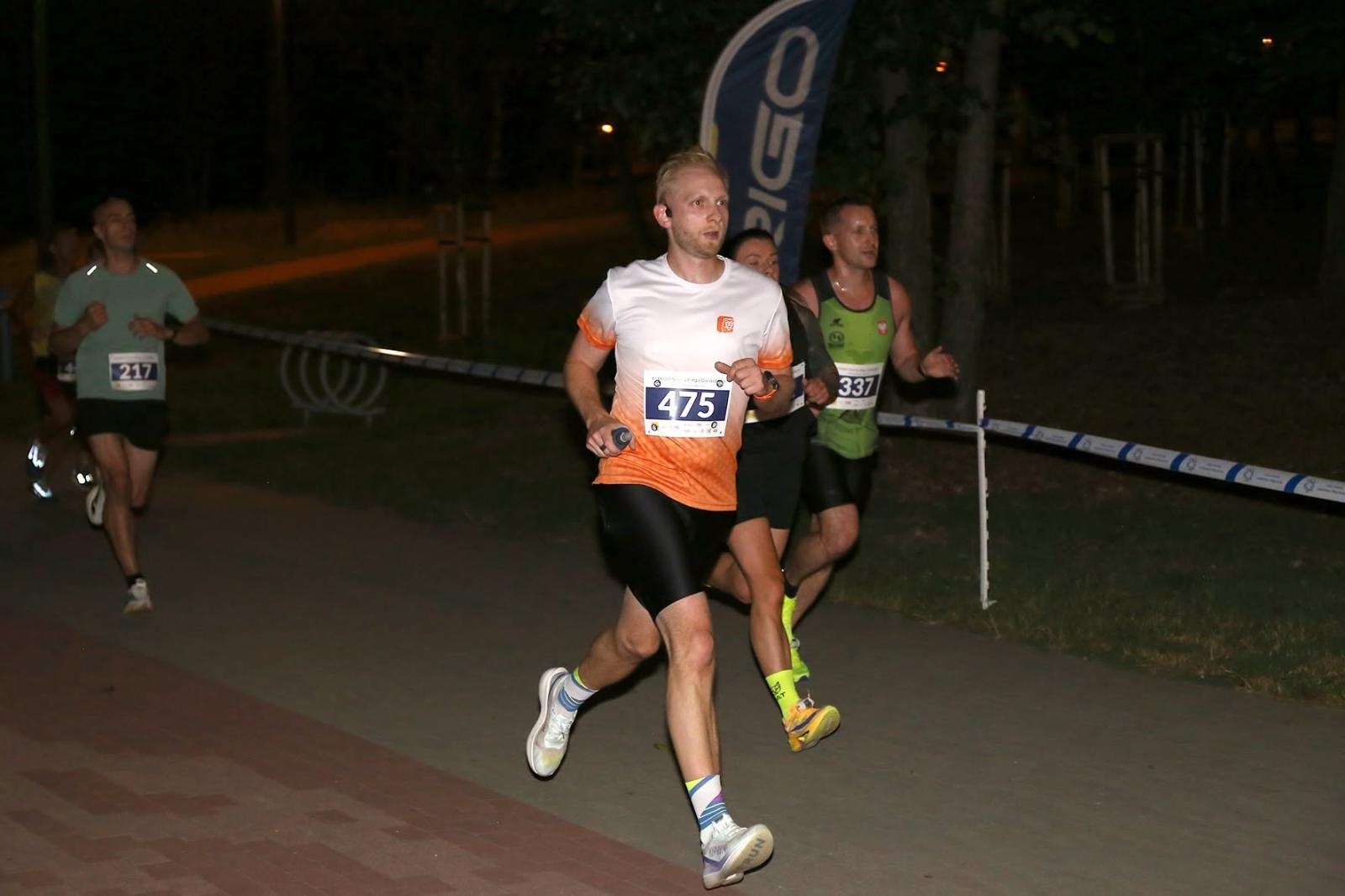 Zdjęcie w galerii na portalu naszwodzislaw.com: Noc pełna emocji i sportowej rywalizacji. XII ERIGO Nocny Bieg z Gwiazdami przeszedł do historii [FOTO] wiadomości z regionu