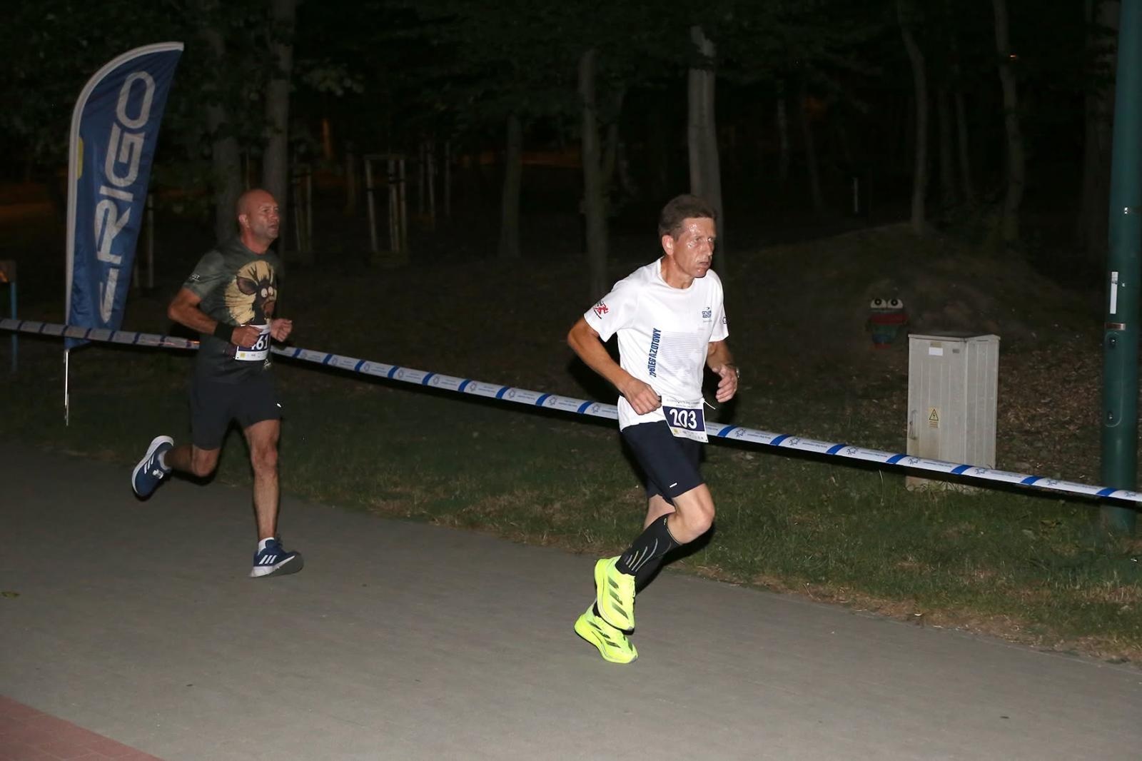 Zdjęcie w galerii na portalu naszwodzislaw.com: Noc pełna emocji i sportowej rywalizacji. XII ERIGO Nocny Bieg z Gwiazdami przeszedł do historii [FOTO] wiadomości z regionu