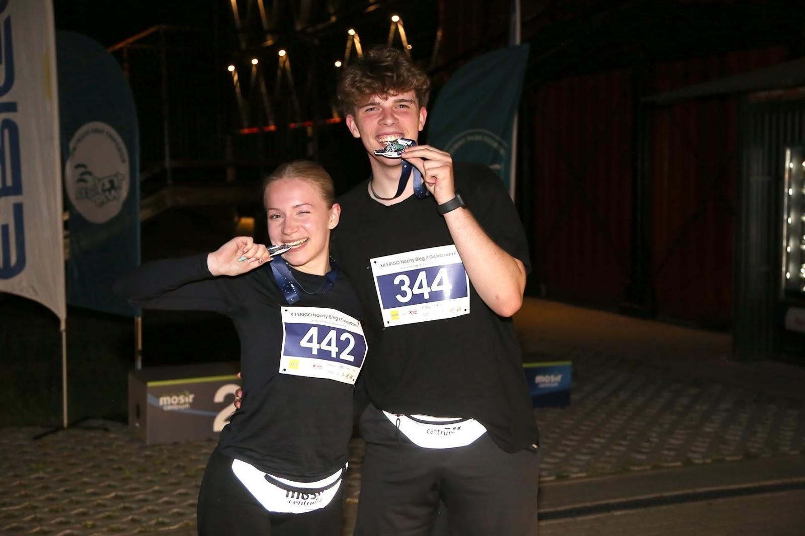 Zdjęcie w galerii na portalu naszwodzislaw.com: Noc pełna emocji i sportowej rywalizacji. XII ERIGO Nocny Bieg z Gwiazdami przeszedł do historii [FOTO] wiadomości z regionu