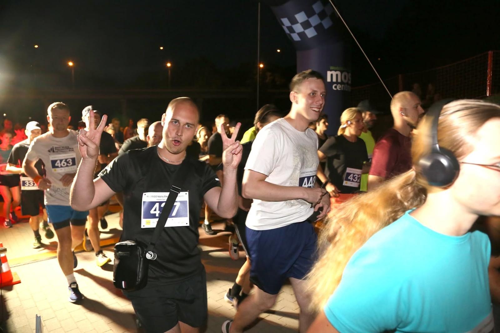 Zdjęcie w galerii na portalu naszwodzislaw.com: Noc pełna emocji i sportowej rywalizacji. XII ERIGO Nocny Bieg z Gwiazdami przeszedł do historii [FOTO] wiadomości z regionu