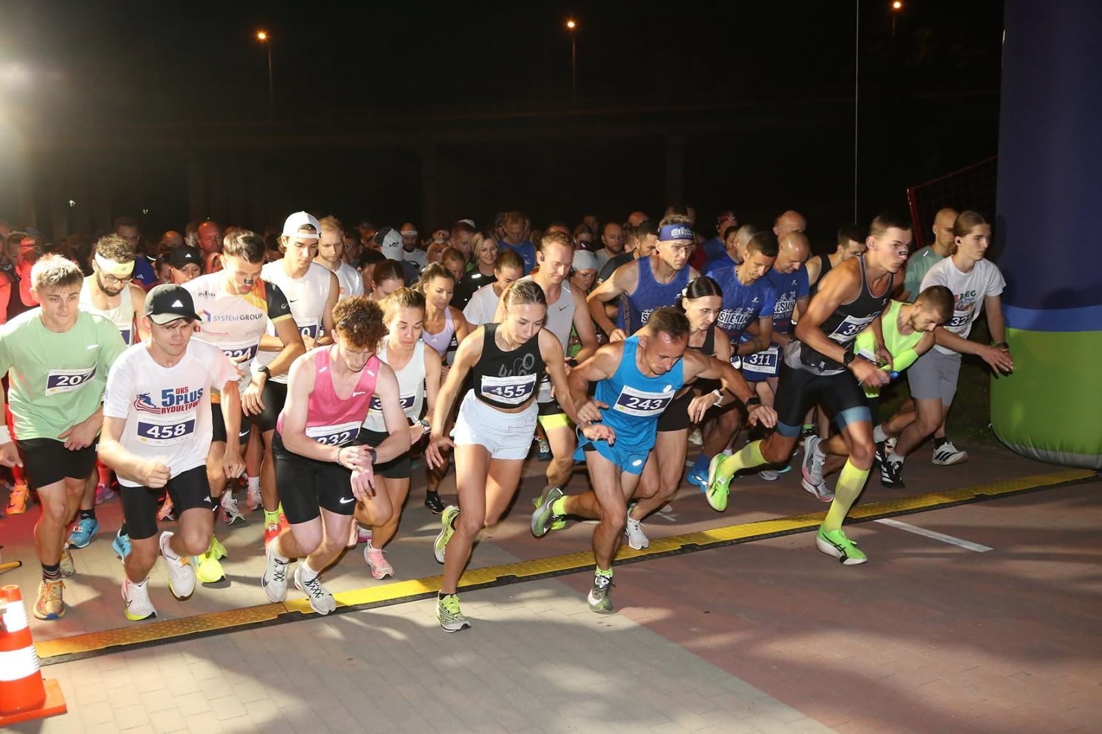 Zdjęcie w galerii na portalu naszwodzislaw.com: Noc pełna emocji i sportowej rywalizacji. XII ERIGO Nocny Bieg z Gwiazdami przeszedł do historii [FOTO] wiadomości z regionu