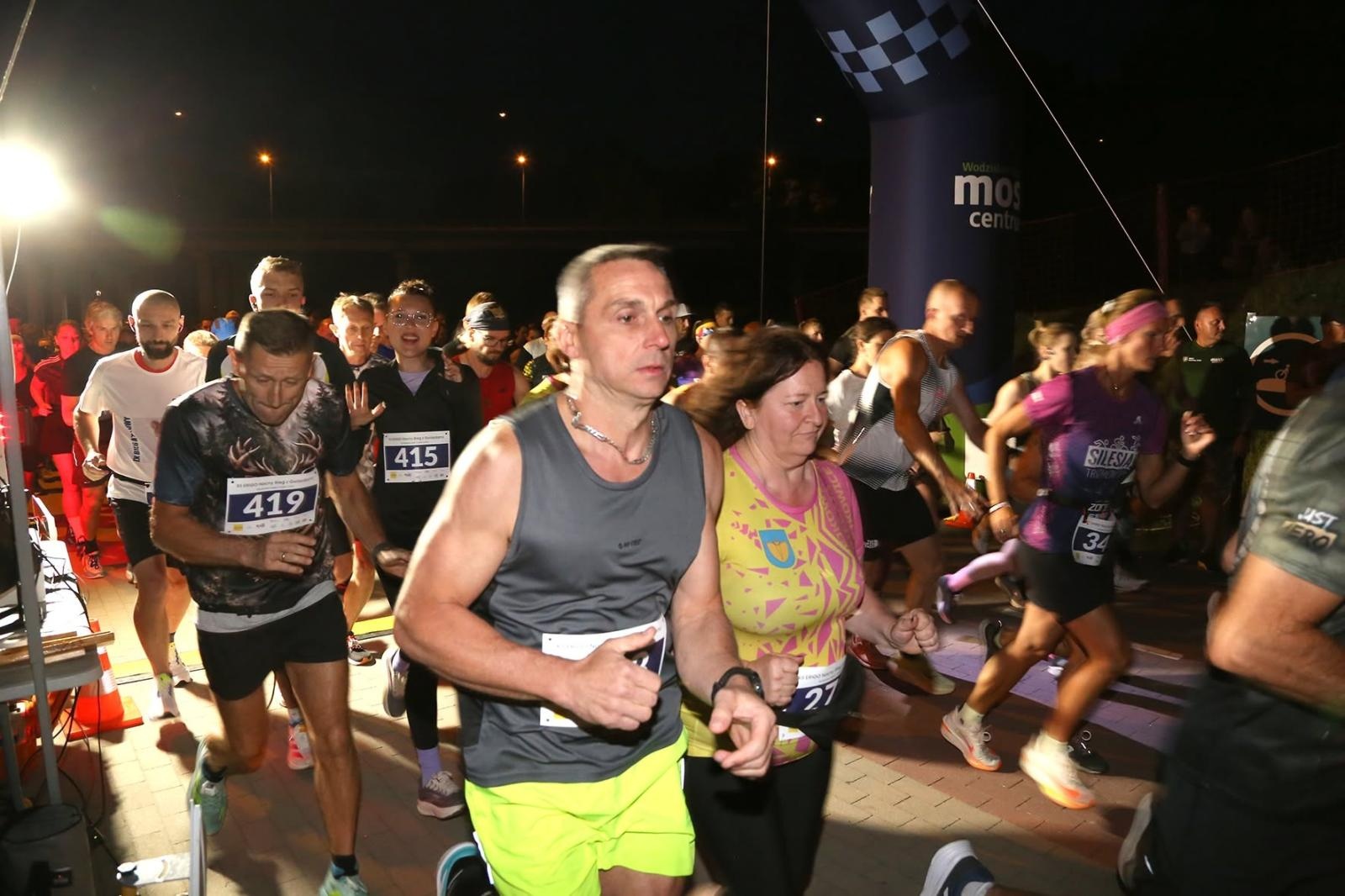 Zdjęcie w galerii na portalu naszwodzislaw.com: Noc pełna emocji i sportowej rywalizacji. XII ERIGO Nocny Bieg z Gwiazdami przeszedł do historii [FOTO] wiadomości z regionu