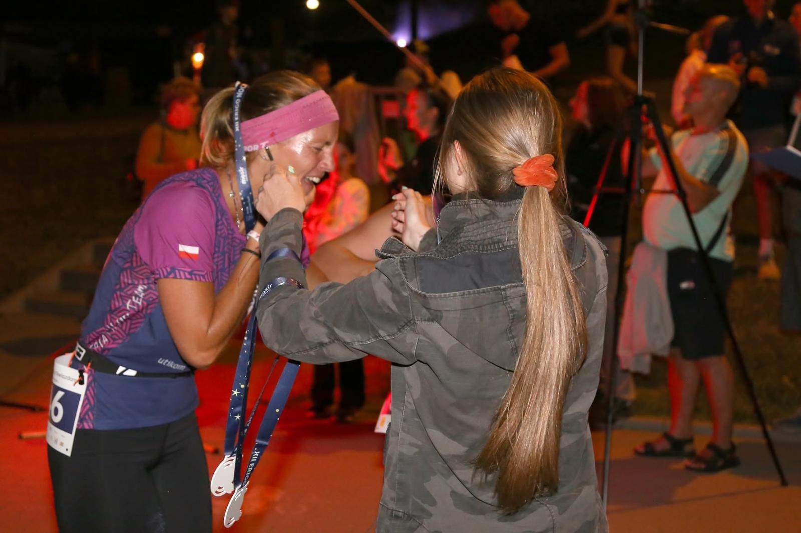 Zdjęcie w galerii na portalu naszwodzislaw.com: Noc pełna emocji i sportowej rywalizacji. XII ERIGO Nocny Bieg z Gwiazdami przeszedł do historii [FOTO] wiadomości z regionu