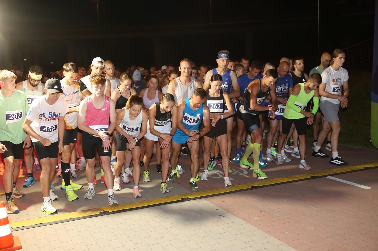 Zdjęcie w galerii na portalu naszwodzislaw.com: Noc pełna emocji i sportowej rywalizacji. XII ERIGO Nocny Bieg z Gwiazdami przeszedł do historii [FOTO] wiadomości z regionu