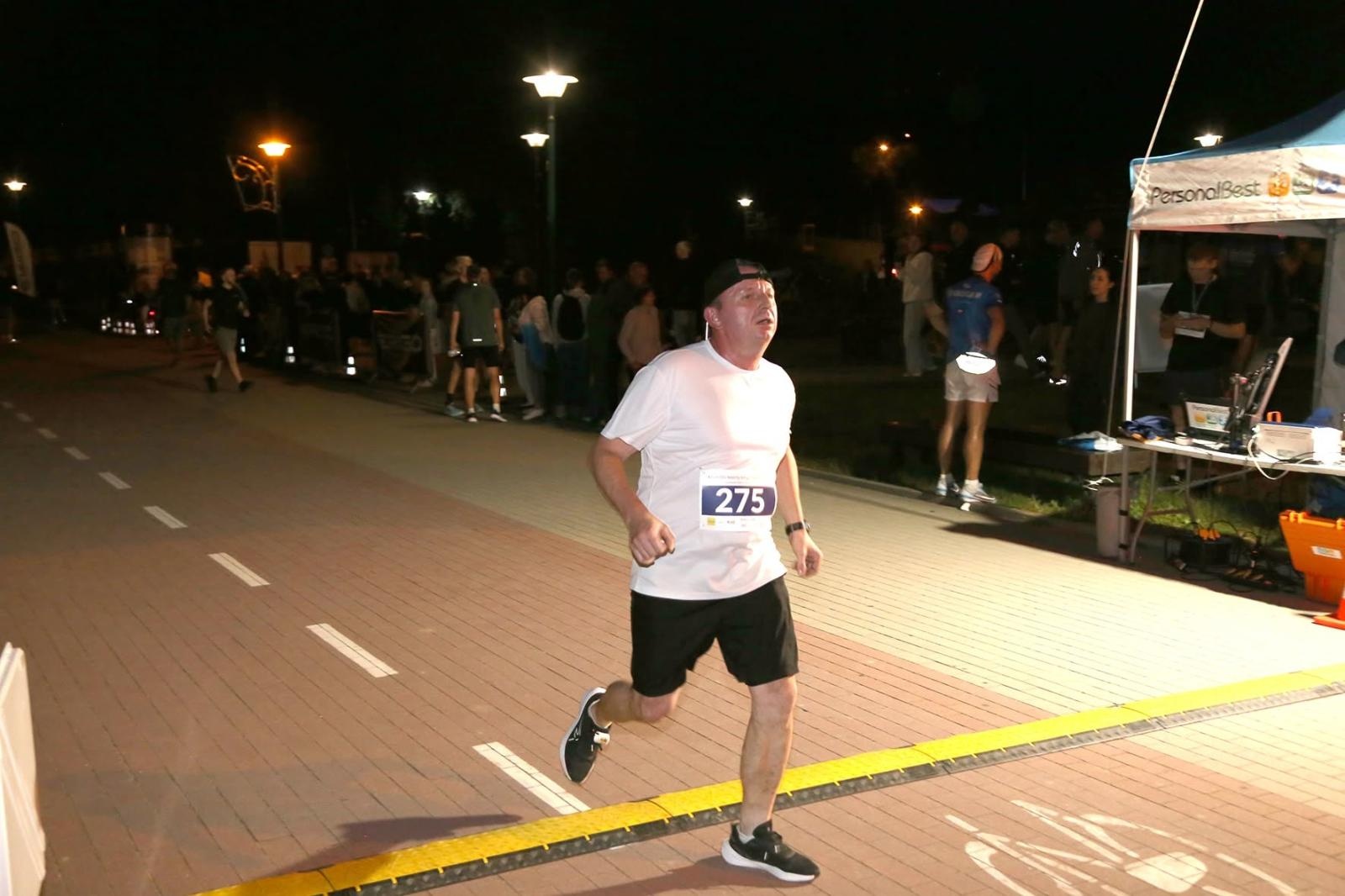 Zdjęcie w galerii na portalu naszwodzislaw.com: Noc pełna emocji i sportowej rywalizacji. XII ERIGO Nocny Bieg z Gwiazdami przeszedł do historii [FOTO] wiadomości z regionu