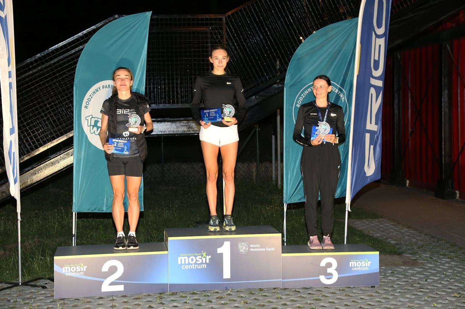 Zdjęcie w galerii na portalu naszwodzislaw.com: Noc pełna emocji i sportowej rywalizacji. XII ERIGO Nocny Bieg z Gwiazdami przeszedł do historii [FOTO] wiadomości z regionu