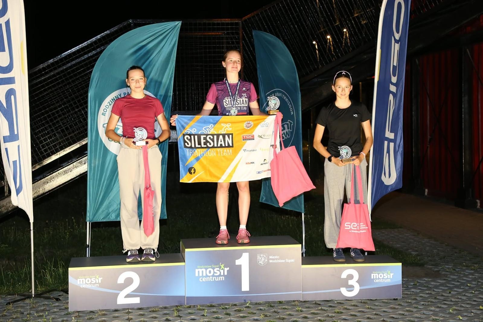 Zdjęcie w galerii na portalu naszwodzislaw.com: Noc pełna emocji i sportowej rywalizacji. XII ERIGO Nocny Bieg z Gwiazdami przeszedł do historii [FOTO] wiadomości z regionu
