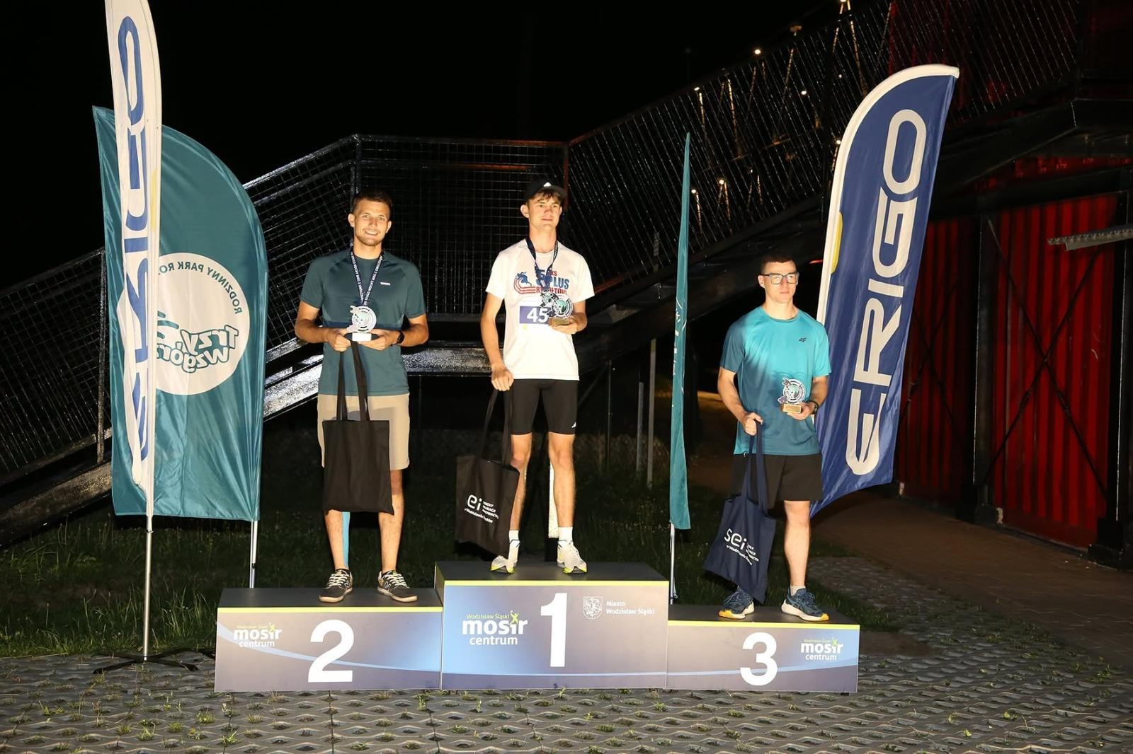 Zdjęcie w galerii na portalu naszwodzislaw.com: Noc pełna emocji i sportowej rywalizacji. XII ERIGO Nocny Bieg z Gwiazdami przeszedł do historii [FOTO] wiadomości z regionu