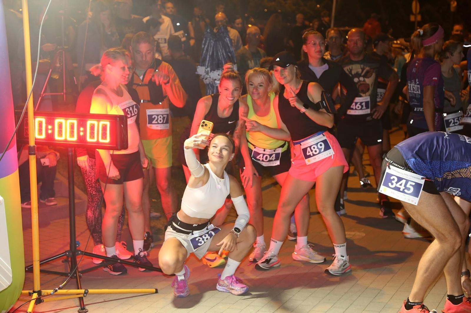 Zdjęcie w galerii na portalu naszwodzislaw.com: Noc pełna emocji i sportowej rywalizacji. XII ERIGO Nocny Bieg z Gwiazdami przeszedł do historii [FOTO] wiadomości z regionu