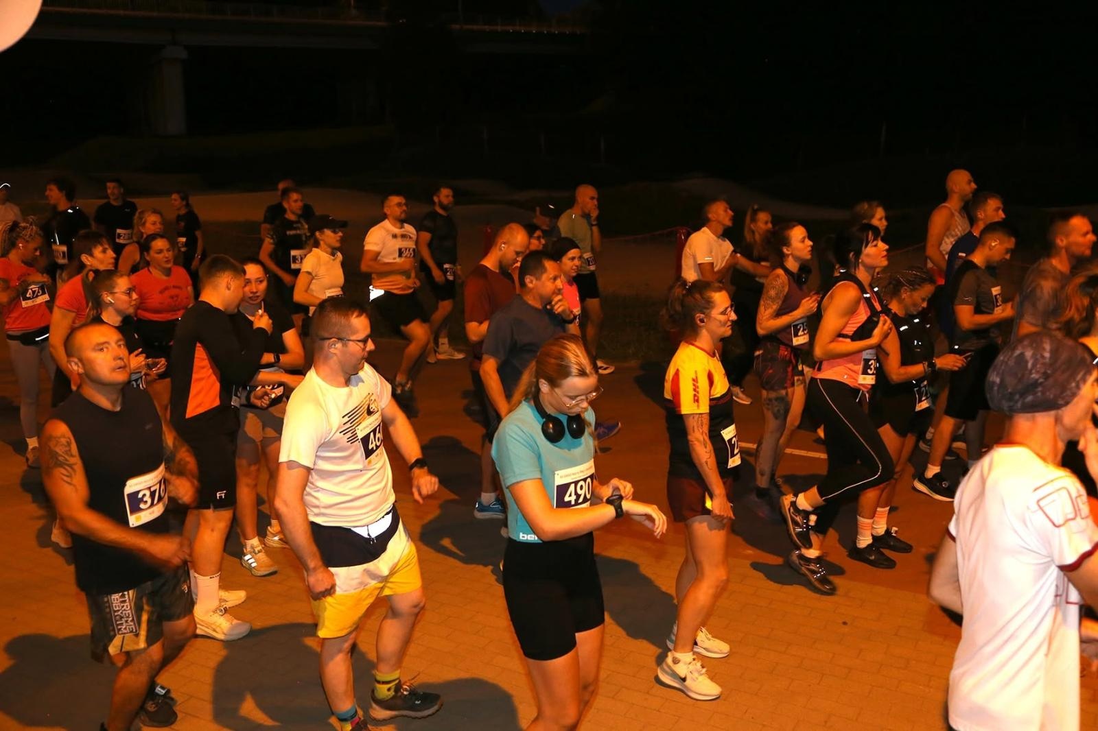 Zdjęcie w galerii na portalu naszwodzislaw.com: Noc pełna emocji i sportowej rywalizacji. XII ERIGO Nocny Bieg z Gwiazdami przeszedł do historii [FOTO] wiadomości z regionu