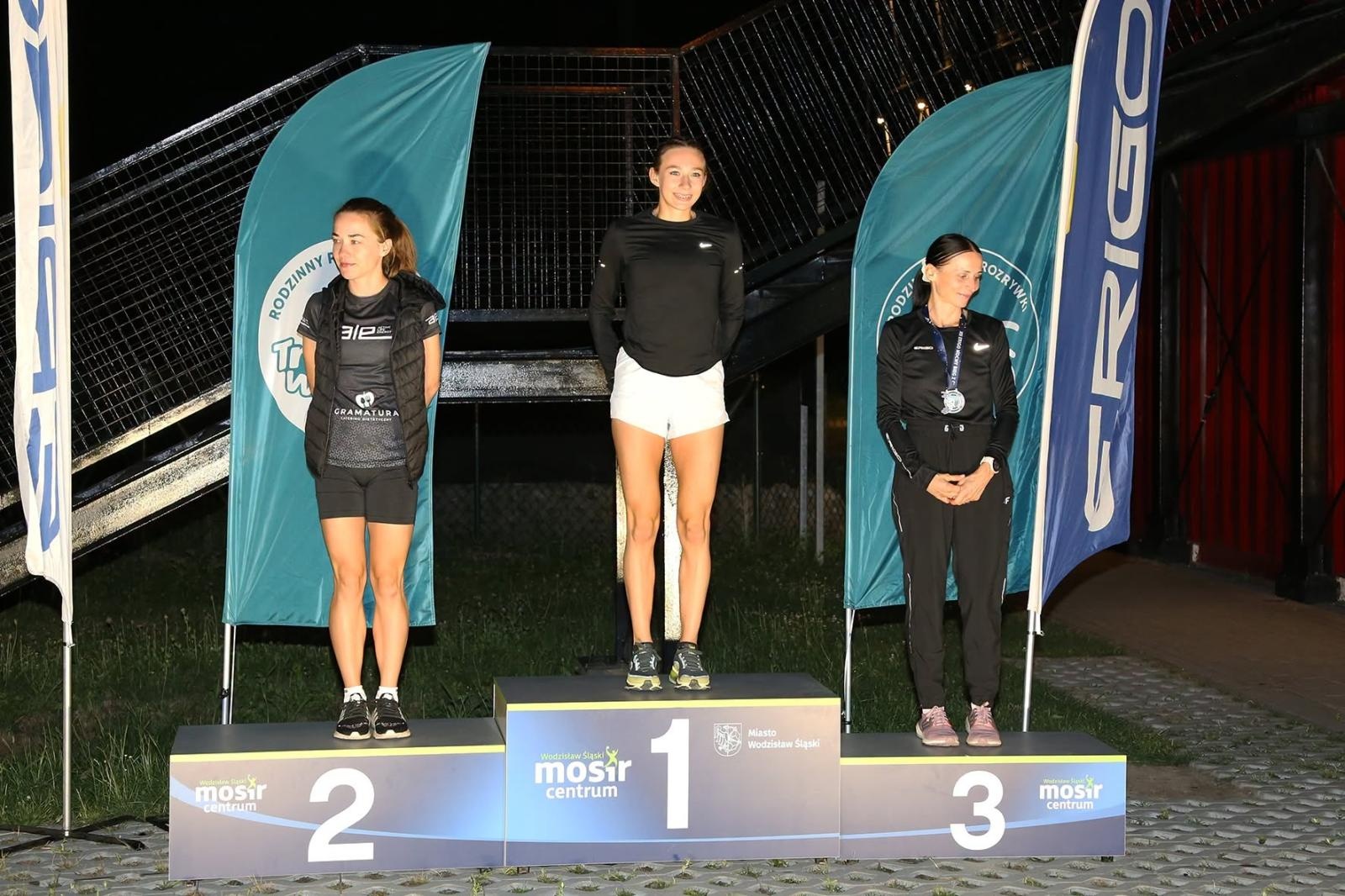 Zdjęcie w galerii na portalu naszwodzislaw.com: Noc pełna emocji i sportowej rywalizacji. XII ERIGO Nocny Bieg z Gwiazdami przeszedł do historii [FOTO] wiadomości z regionu