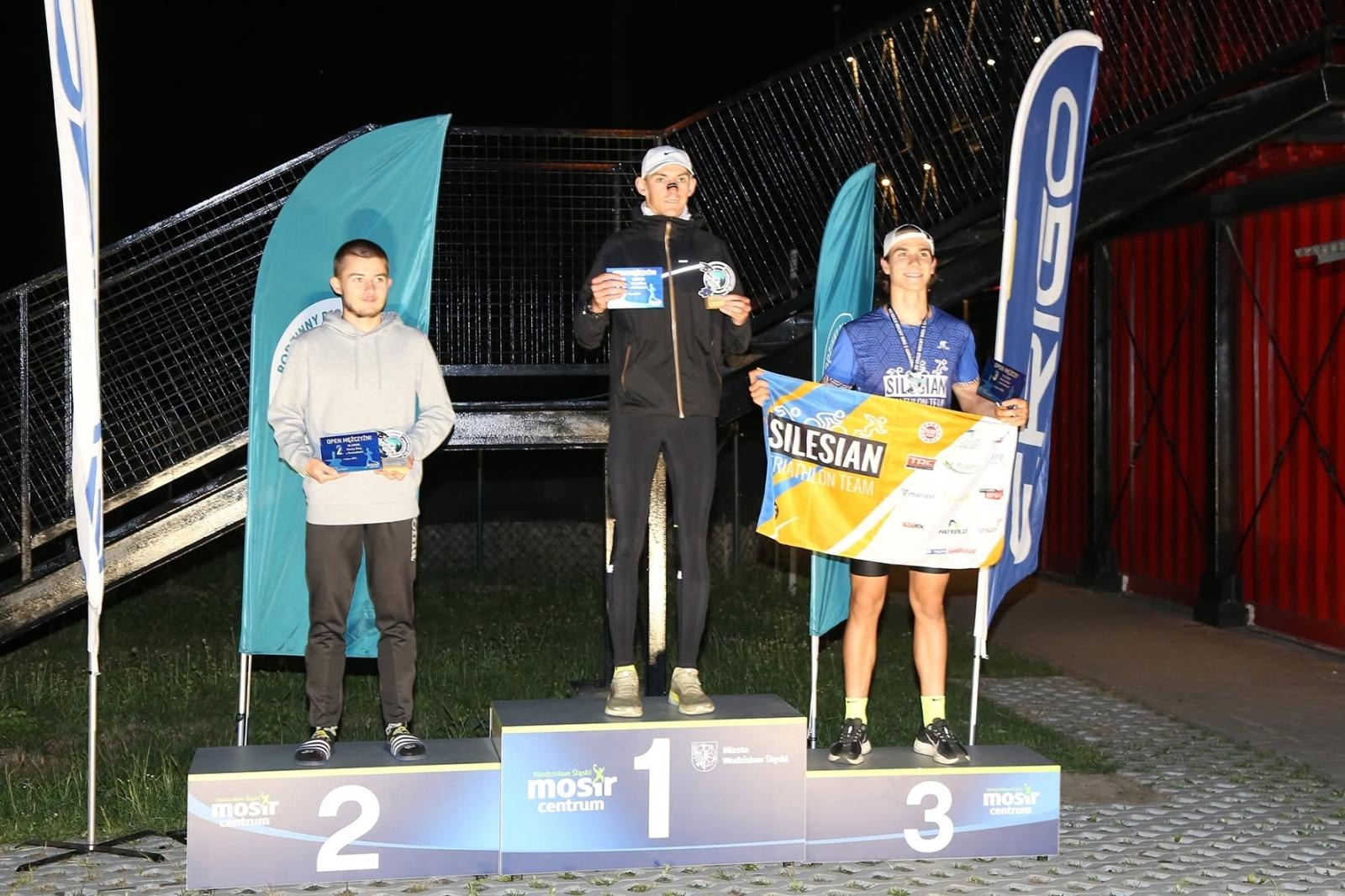 Zdjęcie w galerii na portalu naszwodzislaw.com: Noc pełna emocji i sportowej rywalizacji. XII ERIGO Nocny Bieg z Gwiazdami przeszedł do historii [FOTO] wiadomości z regionu