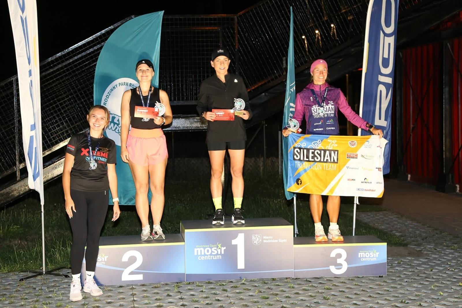 Zdjęcie w galerii na portalu naszwodzislaw.com: Noc pełna emocji i sportowej rywalizacji. XII ERIGO Nocny Bieg z Gwiazdami przeszedł do historii [FOTO] wiadomości z regionu