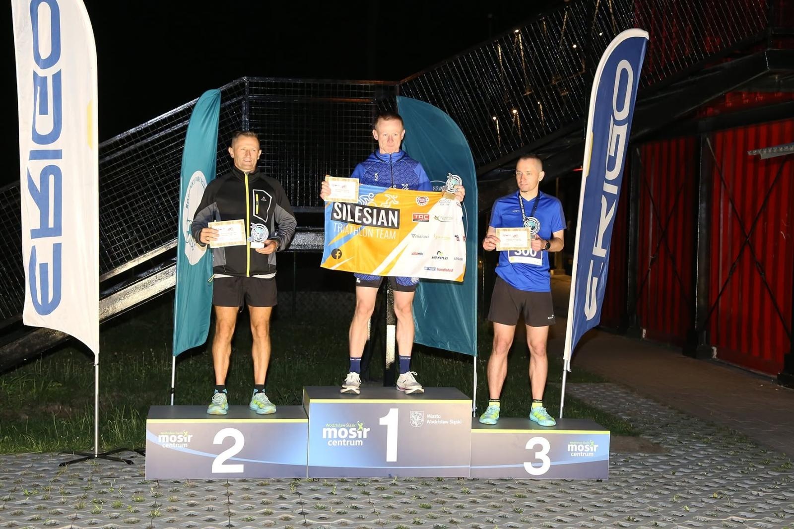 Zdjęcie w galerii na portalu naszwodzislaw.com: Noc pełna emocji i sportowej rywalizacji. XII ERIGO Nocny Bieg z Gwiazdami przeszedł do historii [FOTO] wiadomości z regionu