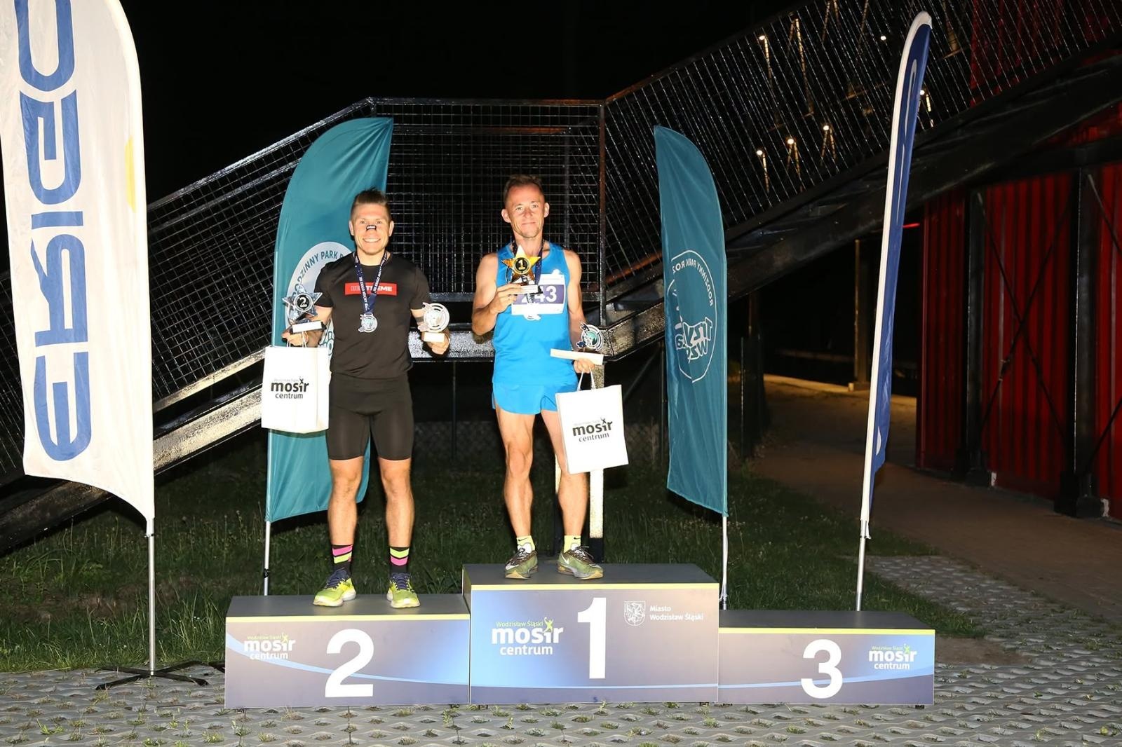 Zdjęcie w galerii na portalu naszwodzislaw.com: Noc pełna emocji i sportowej rywalizacji. XII ERIGO Nocny Bieg z Gwiazdami przeszedł do historii [FOTO] wiadomości z regionu