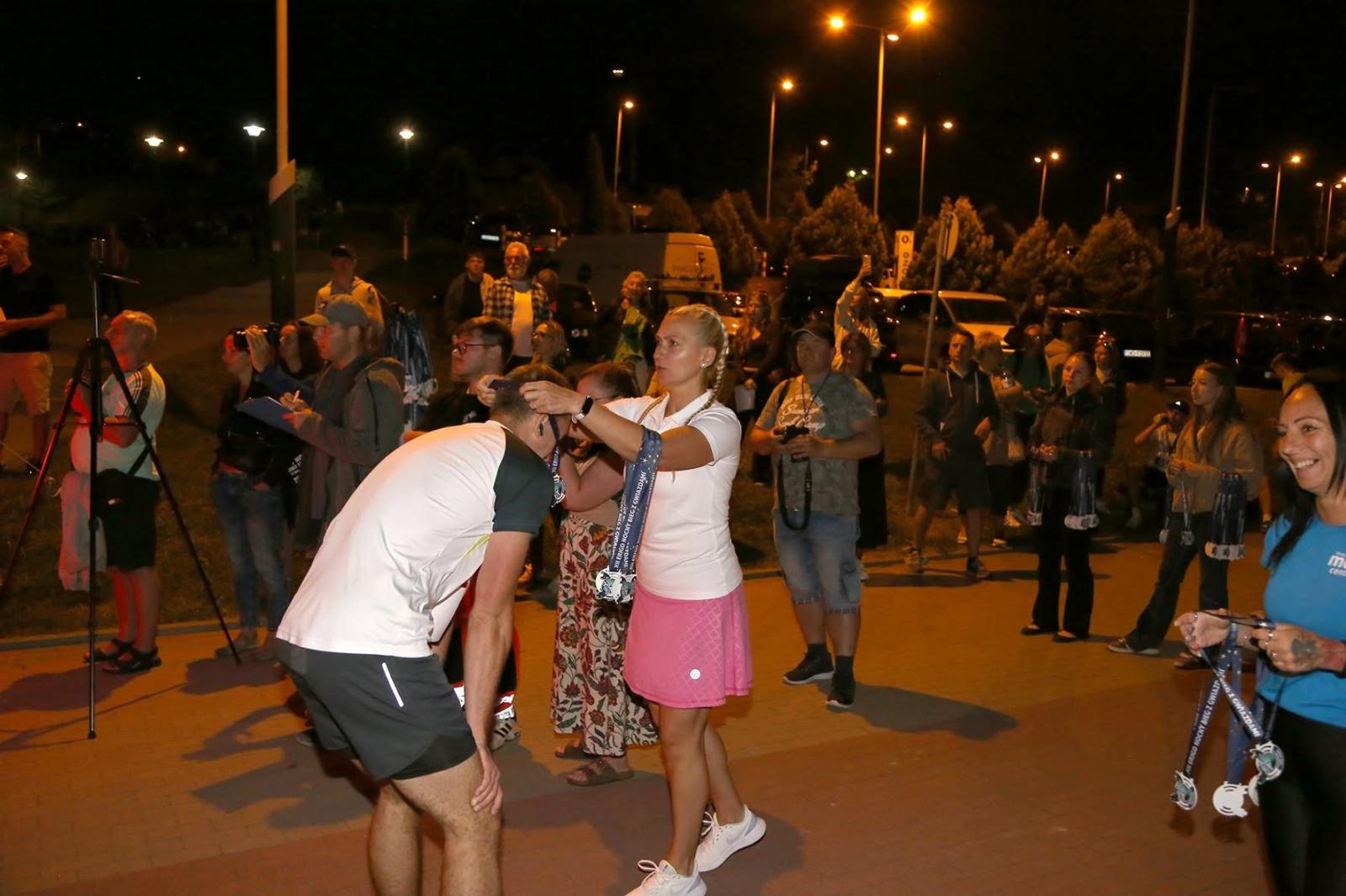 Zdjęcie w galerii na portalu naszwodzislaw.com: Noc pełna emocji i sportowej rywalizacji. XII ERIGO Nocny Bieg z Gwiazdami przeszedł do historii [FOTO] wiadomości z regionu
