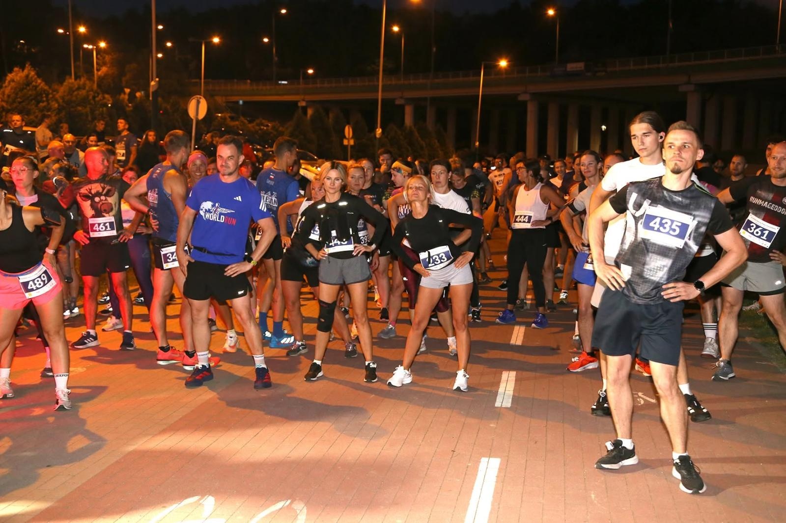 Zdjęcie w galerii na portalu naszwodzislaw.com: Noc pełna emocji i sportowej rywalizacji. XII ERIGO Nocny Bieg z Gwiazdami przeszedł do historii [FOTO] wiadomości z regionu
